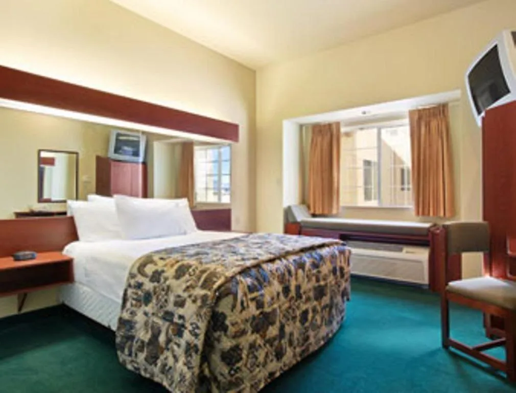 Deluxe Queen Studio Suite - Disability Access/Non-Smoking in Microtel Inn & Suites by Wyndham Wellton
