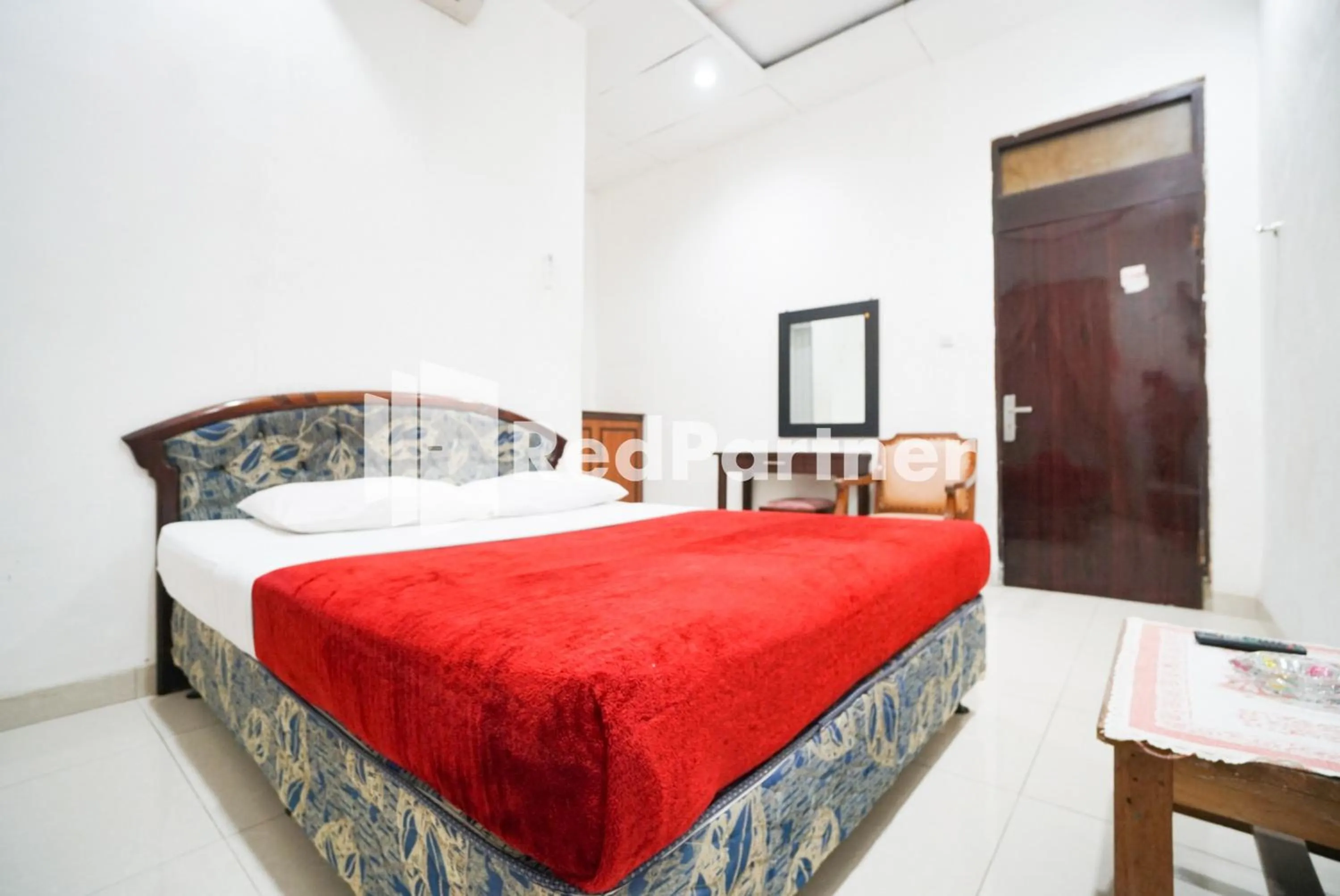 Standard Double Room in Hotel Borobudur Kemayoran Syariah Mitra RedDoorz