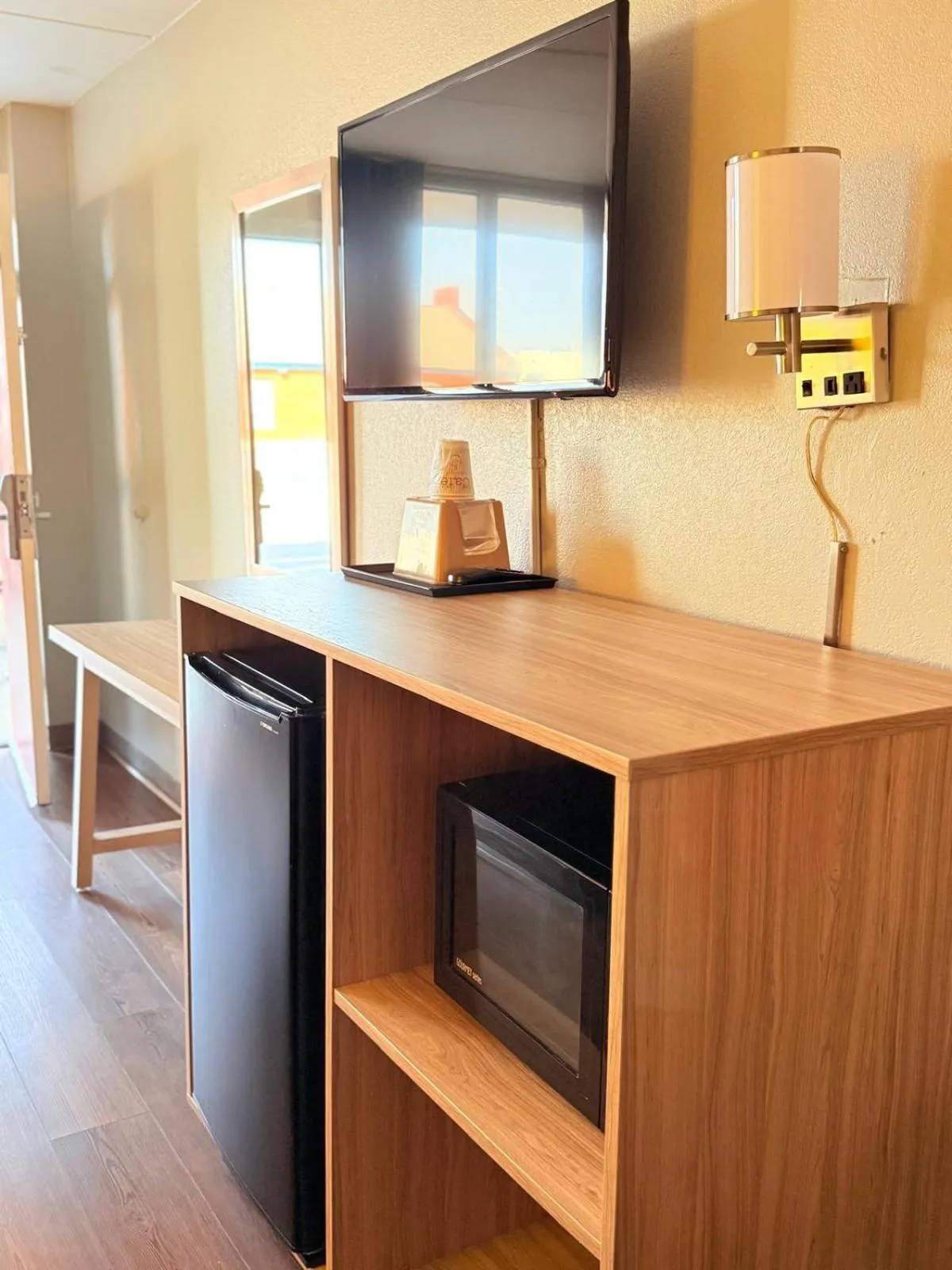 King Room with Bath Tub - Mobility Accessible/Non-Smoking in Super 8 by Wyndham Manassas