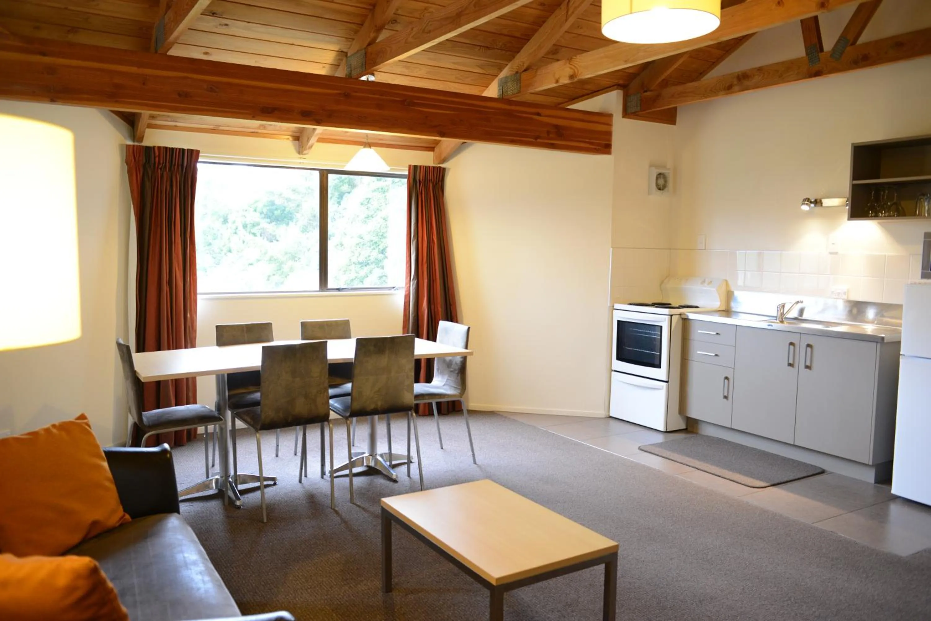 Deluxe Suite with Spa Bath in The Hobbit Motorlodge