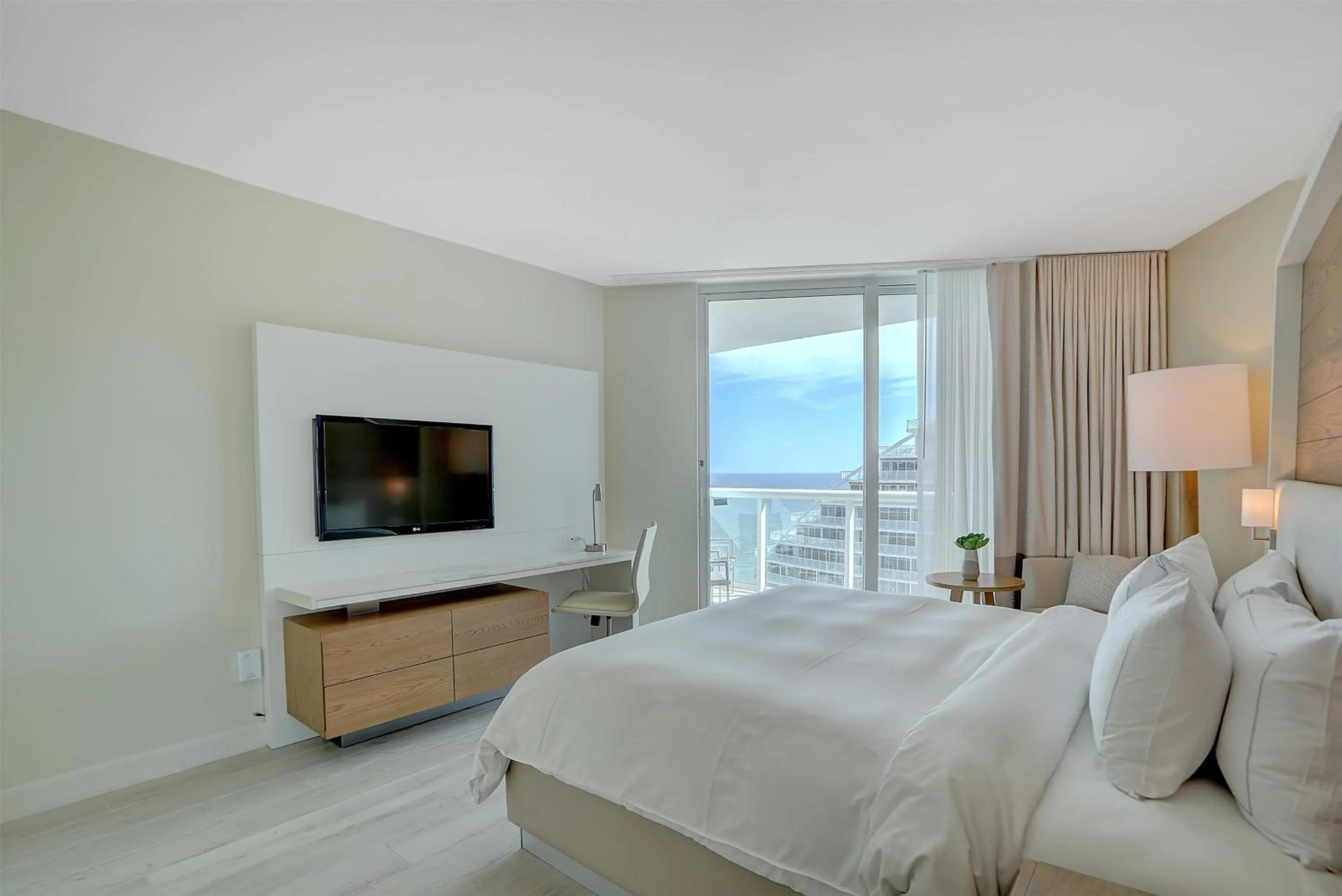 King Suite with Ocean View - Disability Access in Beach House Fort Lauderdale, A Hilton Resort