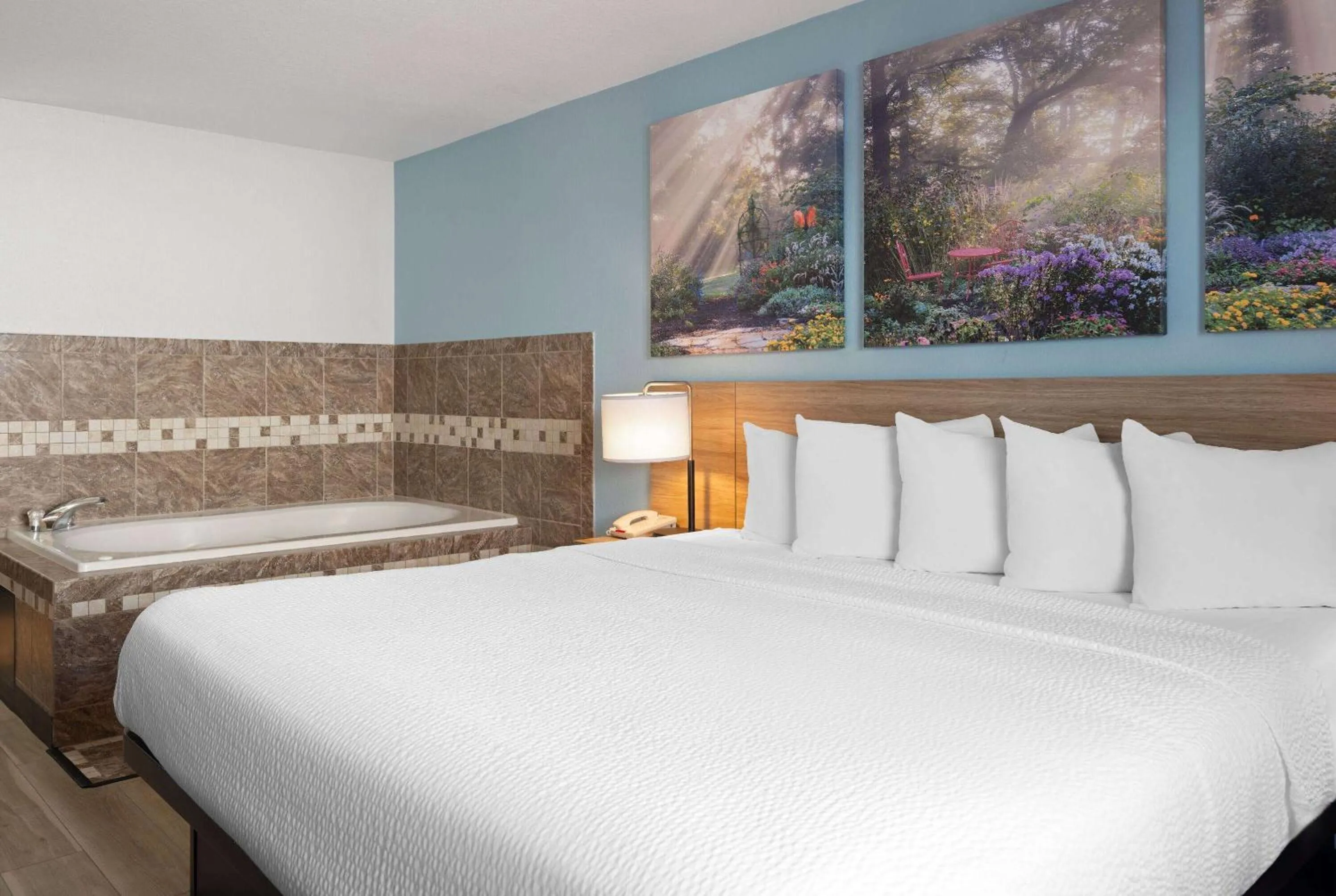 Deluxe Business King Room - Non-Smoking in Days Inn by Wyndham Neenah