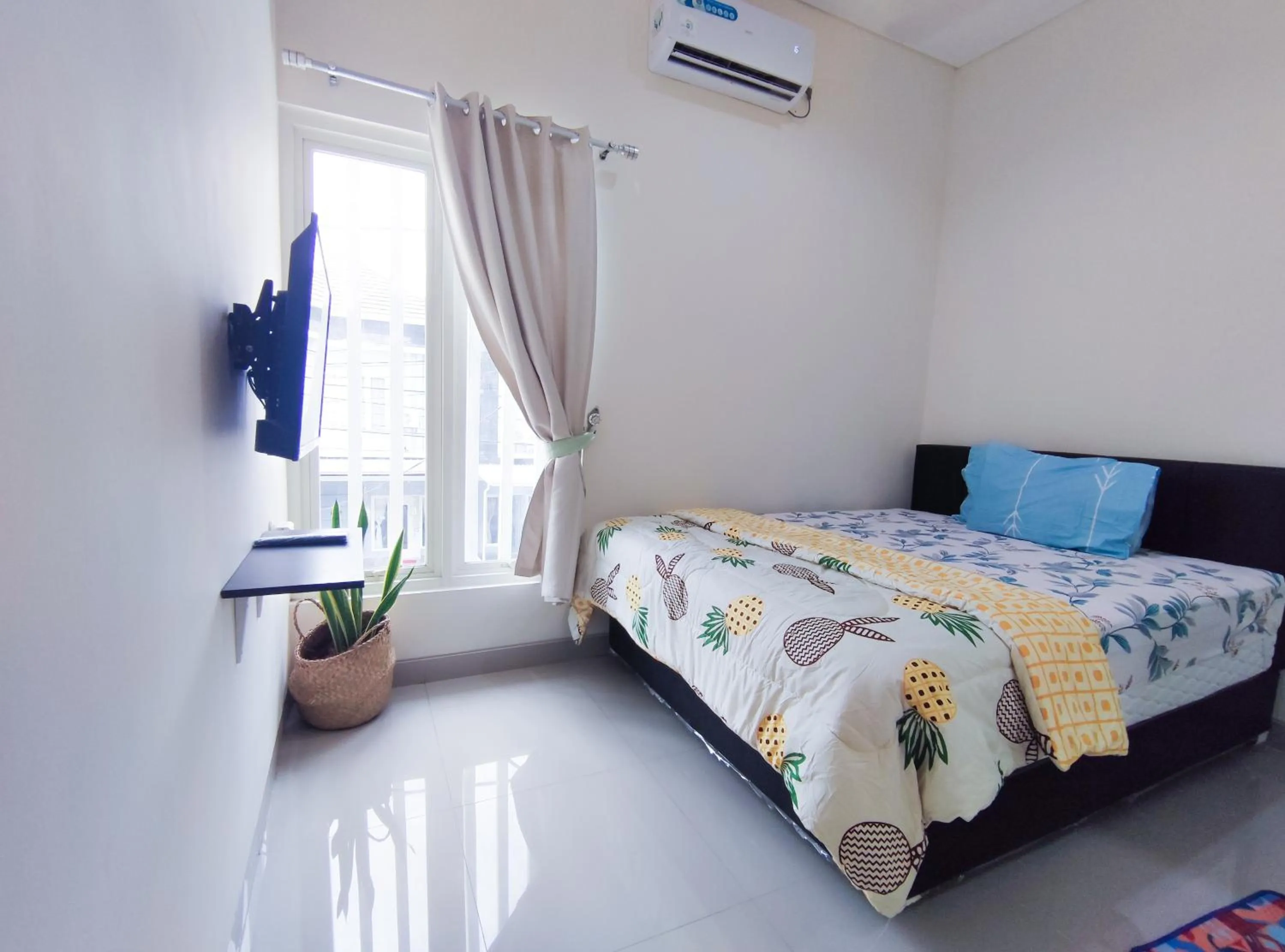 Deluxe Queen Room in Surabaya Homey near Juanda Airport Syariah