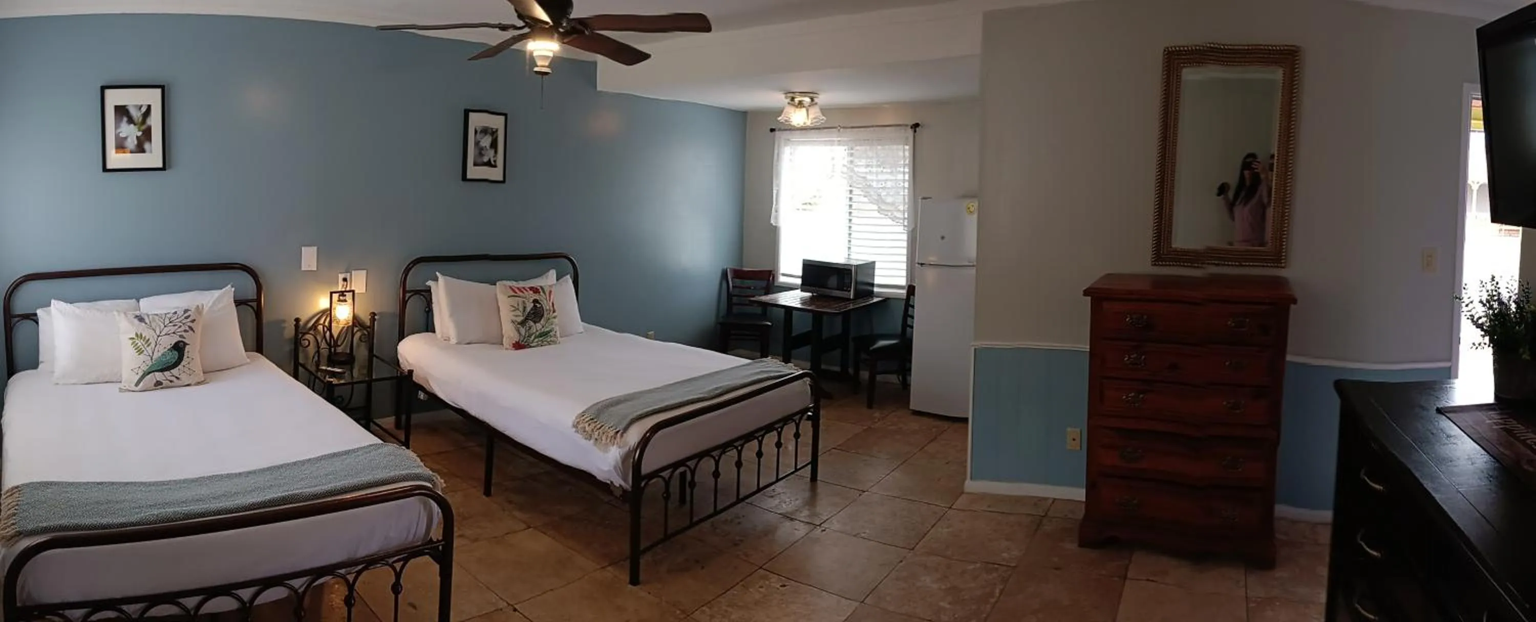 Double Room with Two Double Beds and Kitchen in El Rancho Motel