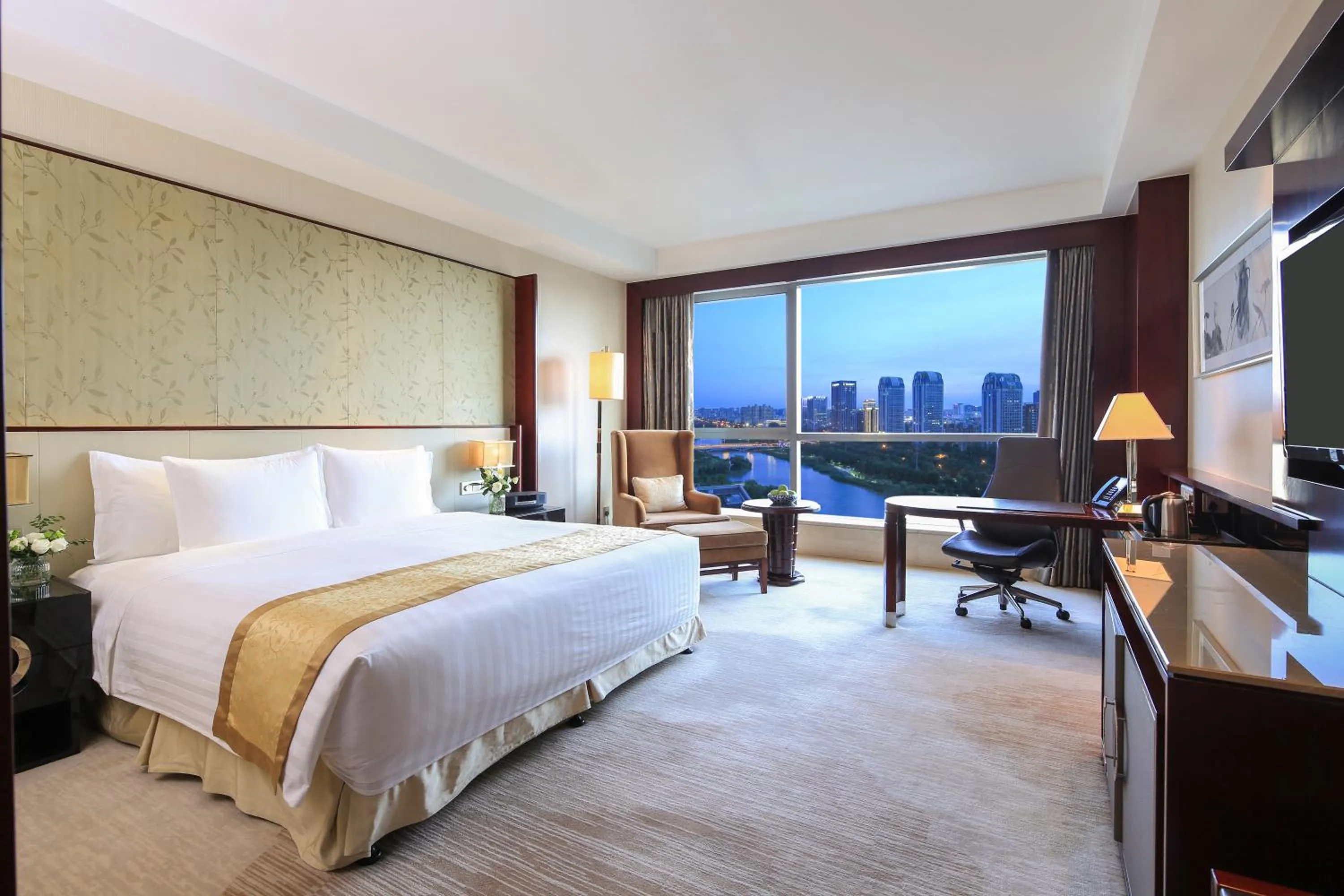 Pacific Club Deluxe King(Reserve at least one week in advance to enjoy two complimentary daily laundry services and a discount voucher for Madr 99 restaurant) in Pan Pacific Ningbo