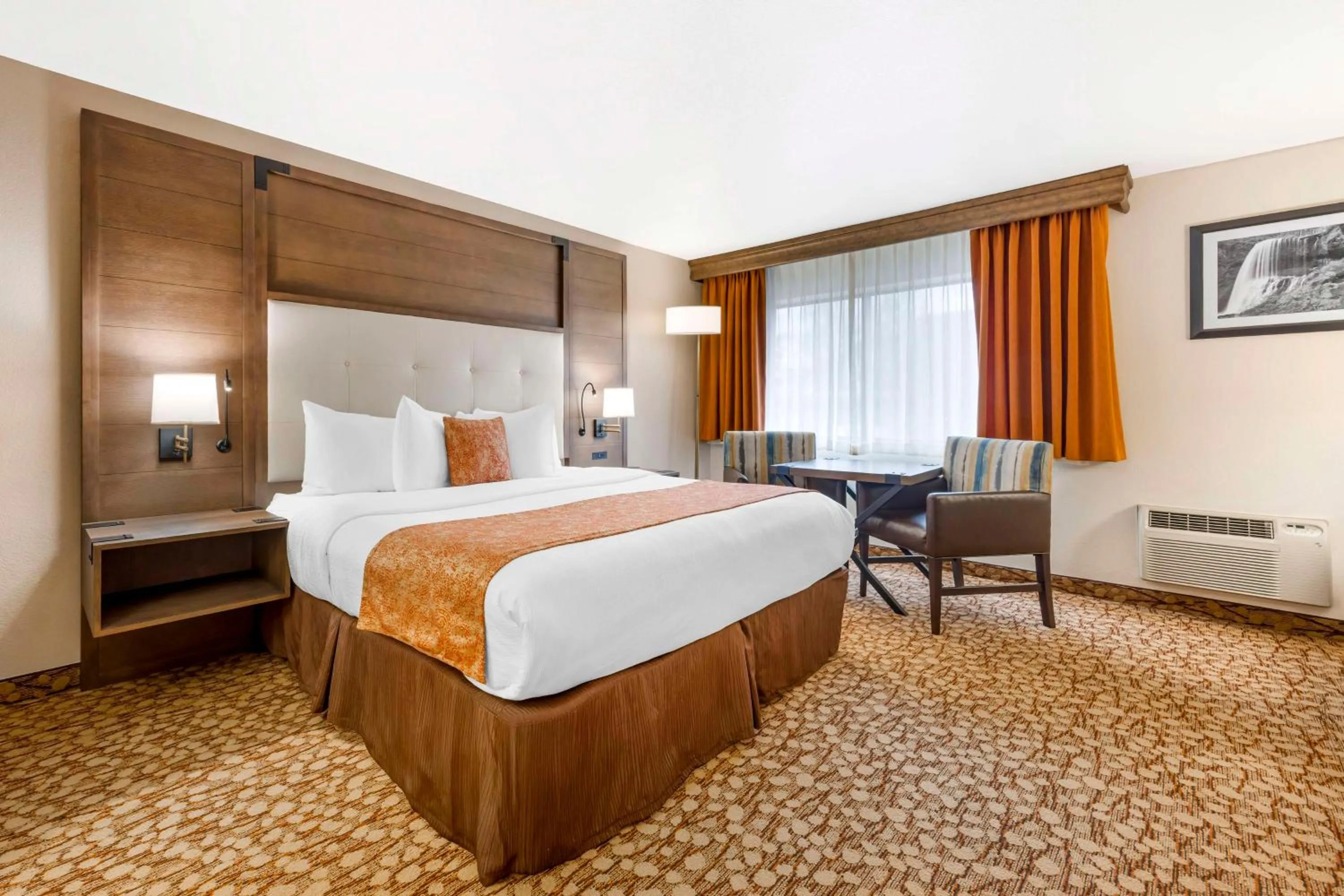 King Room with Walk-in Shower - Disability Access in Best Western Plus Mill Creek Inn