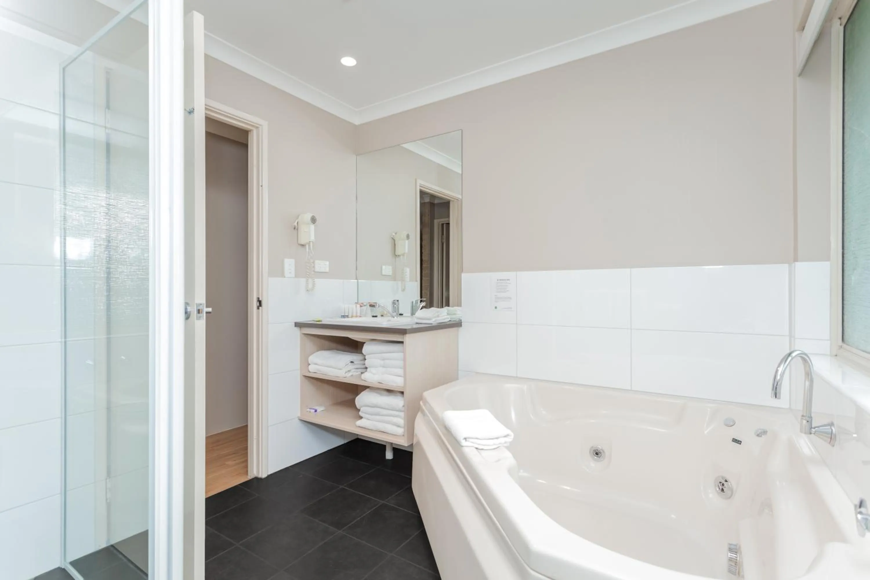 Two Bedroom Spa Apartment in Quality Apartments Banksia Albany