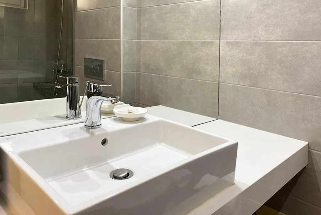 Twin Room with Sea View in Alexander House Hotel