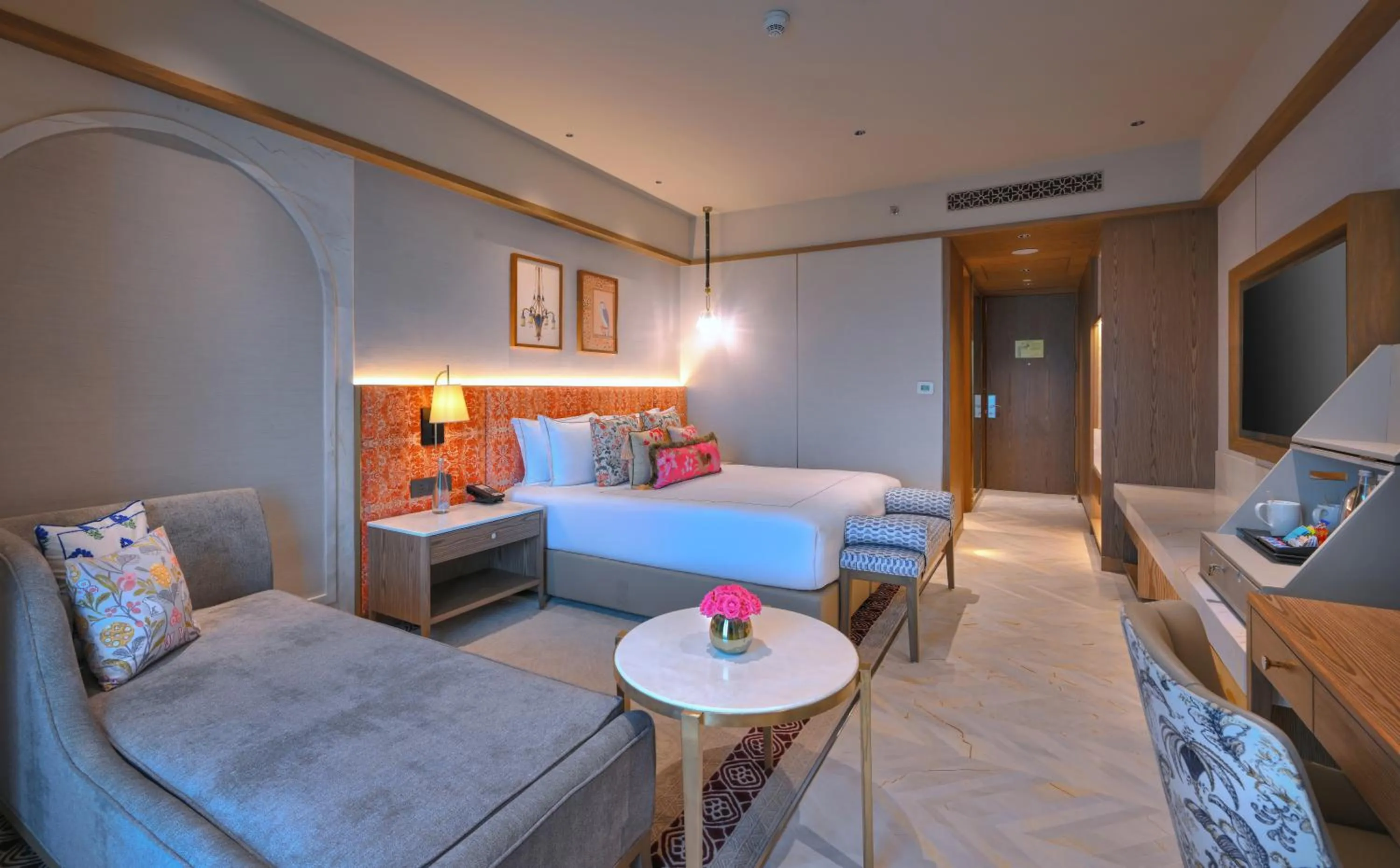 Taj Club Room King Bed with 15% discount on food, beverages, laundry and spa - single occupancy in Taj Agra