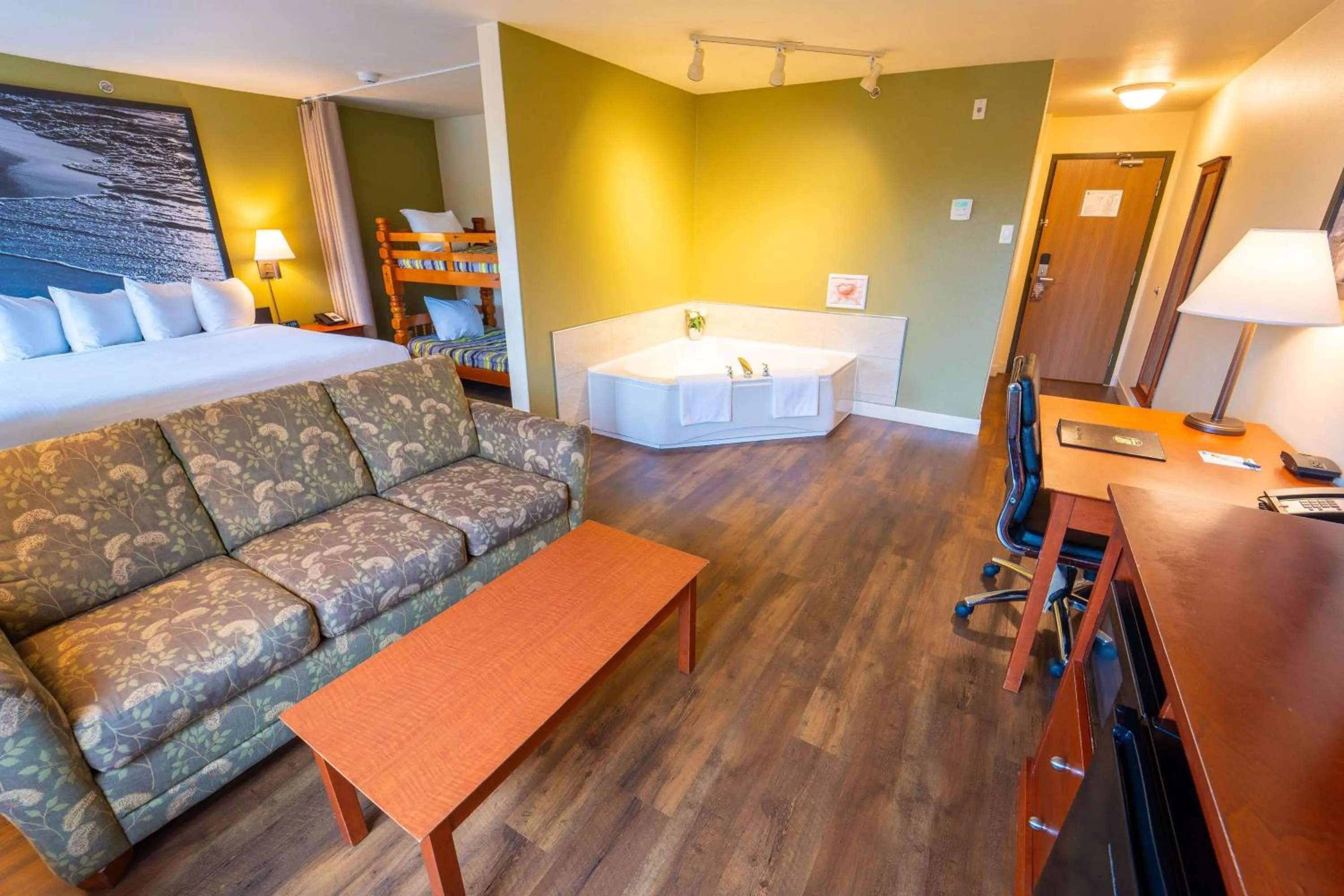 Jacuzzi Suite - Non-Smoking in Super 8 by Wyndham Amherst NS