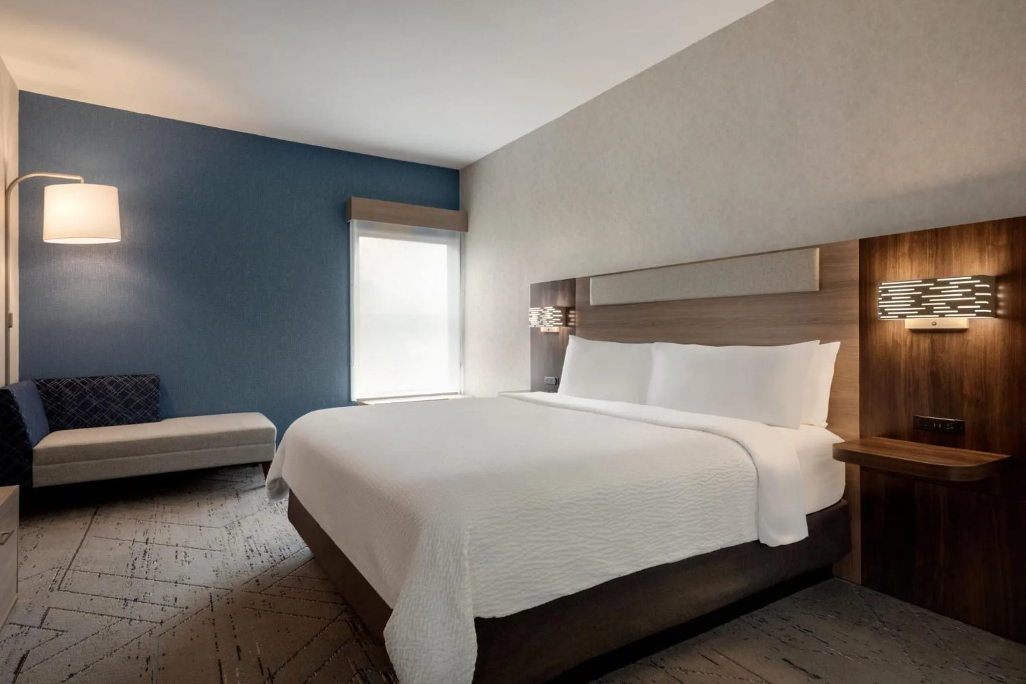 Standard Queen Room with Communications Accessible Roll-In Shower in Holiday Inn Express Painted Post by IHG