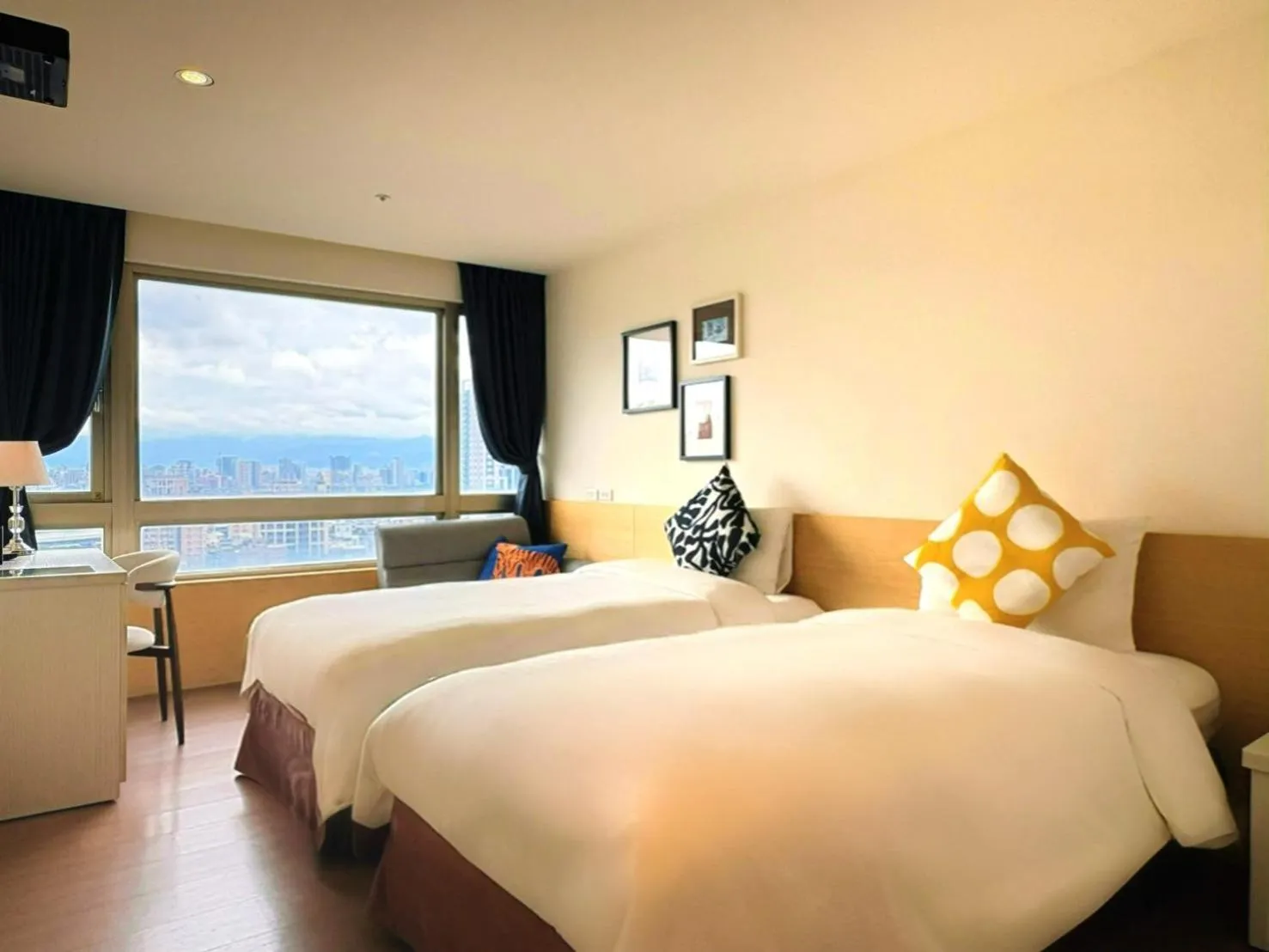 Twin Room with River View in Wemeet Hotel Taipei
