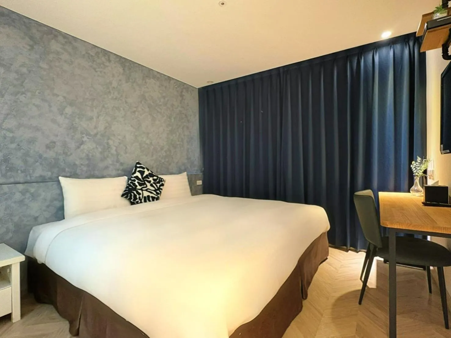 Double Room with City View in Wemeet Hotel Taipei
