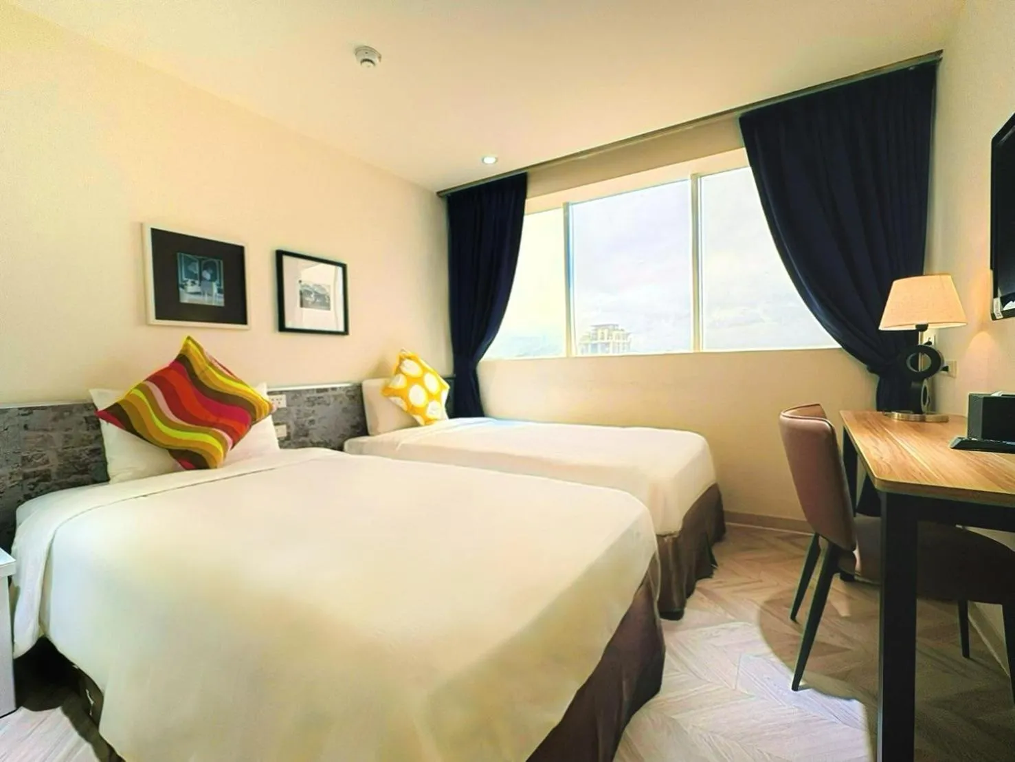 Twin Room with City View in Wemeet Hotel Taipei