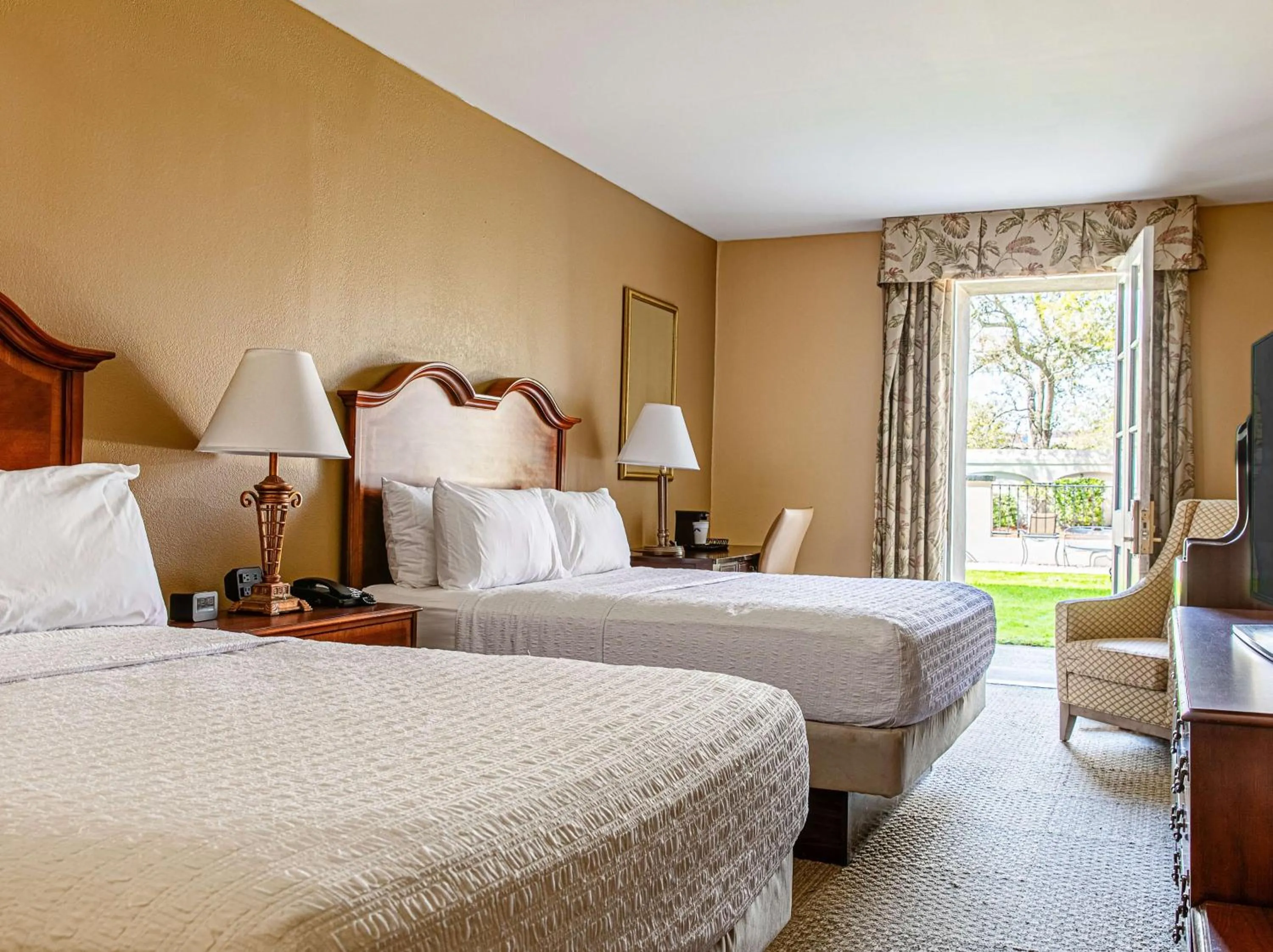 Queen Room with Two Queen Beds with Courtyard View - Non-Smoking in Hampton Inn Charleston-Historic District