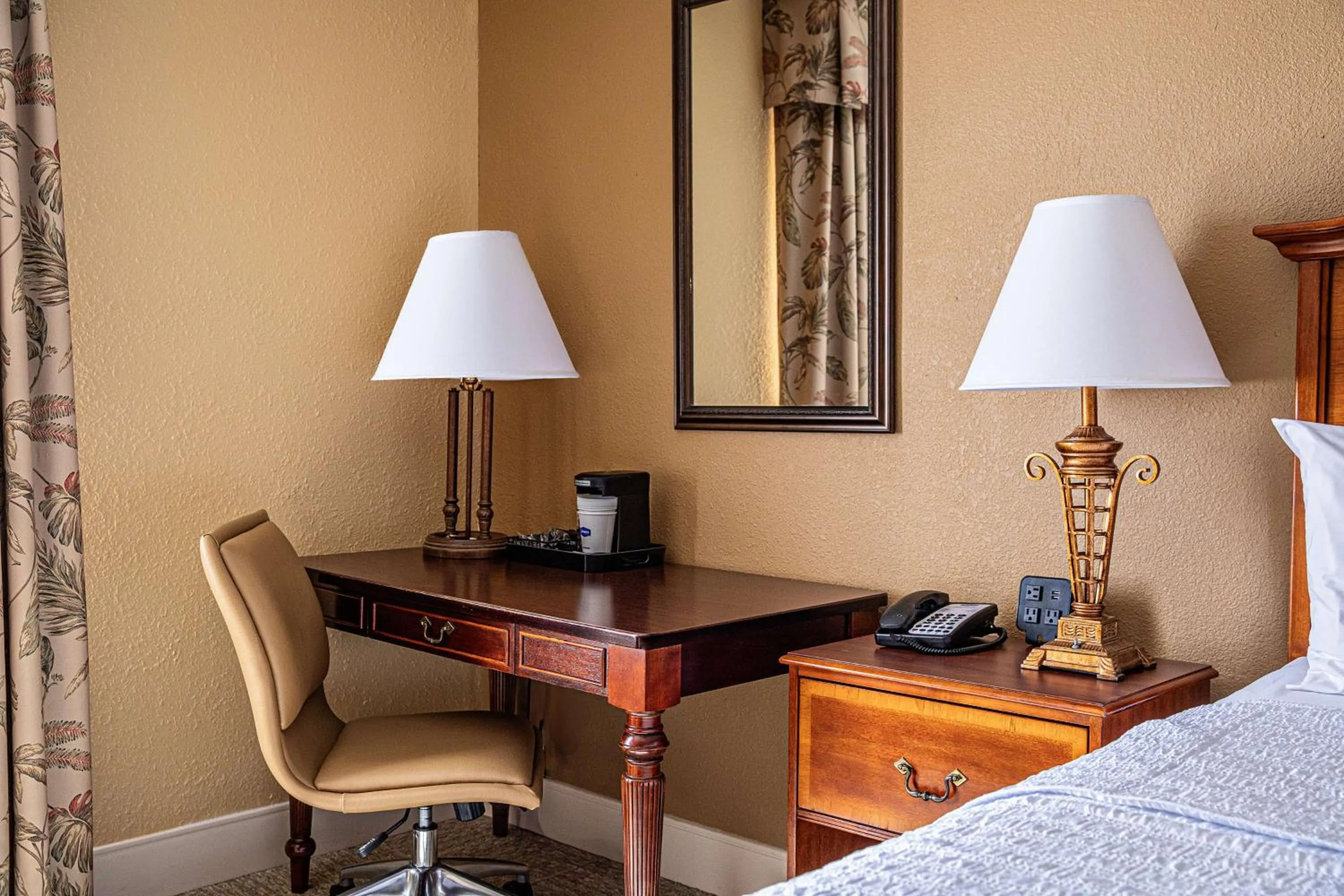 King Room with Roll-In Shower - Mobility and Hearing Access/Non-Smoking in Hampton Inn Charleston-Historic District