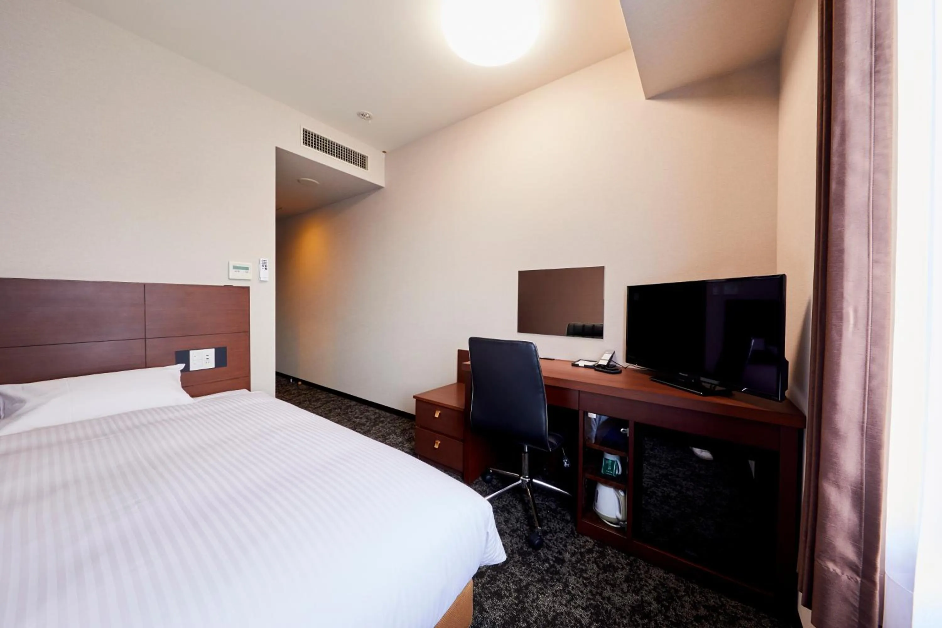 Small Double Room - Non Smoking in KOKO HOTEL Kobe Shinnagata - formerly Hotel Wing International Kobe - Shinnagata Ekimae