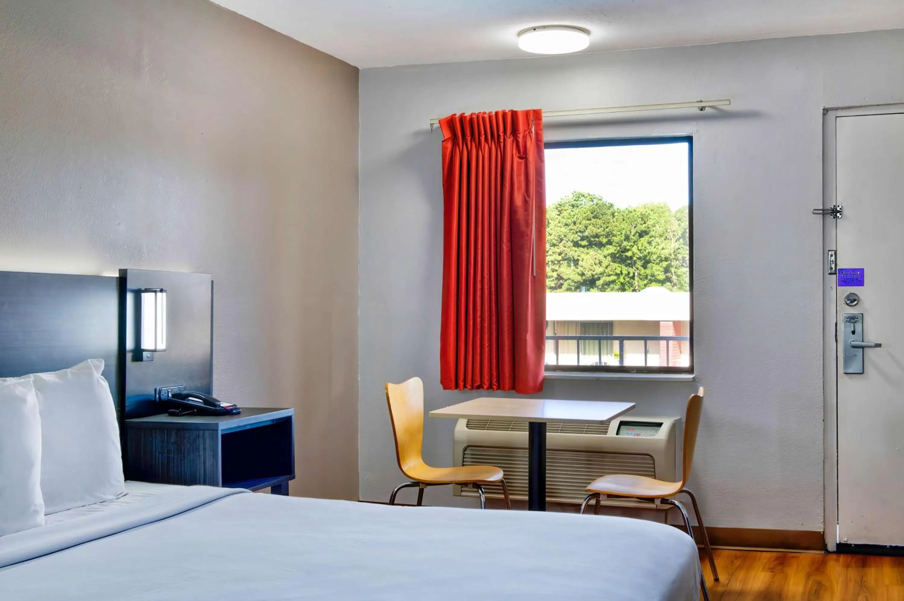 Quadruple Room - Disability Access - Roll in Shower in Motel 6-Gainesville, GA