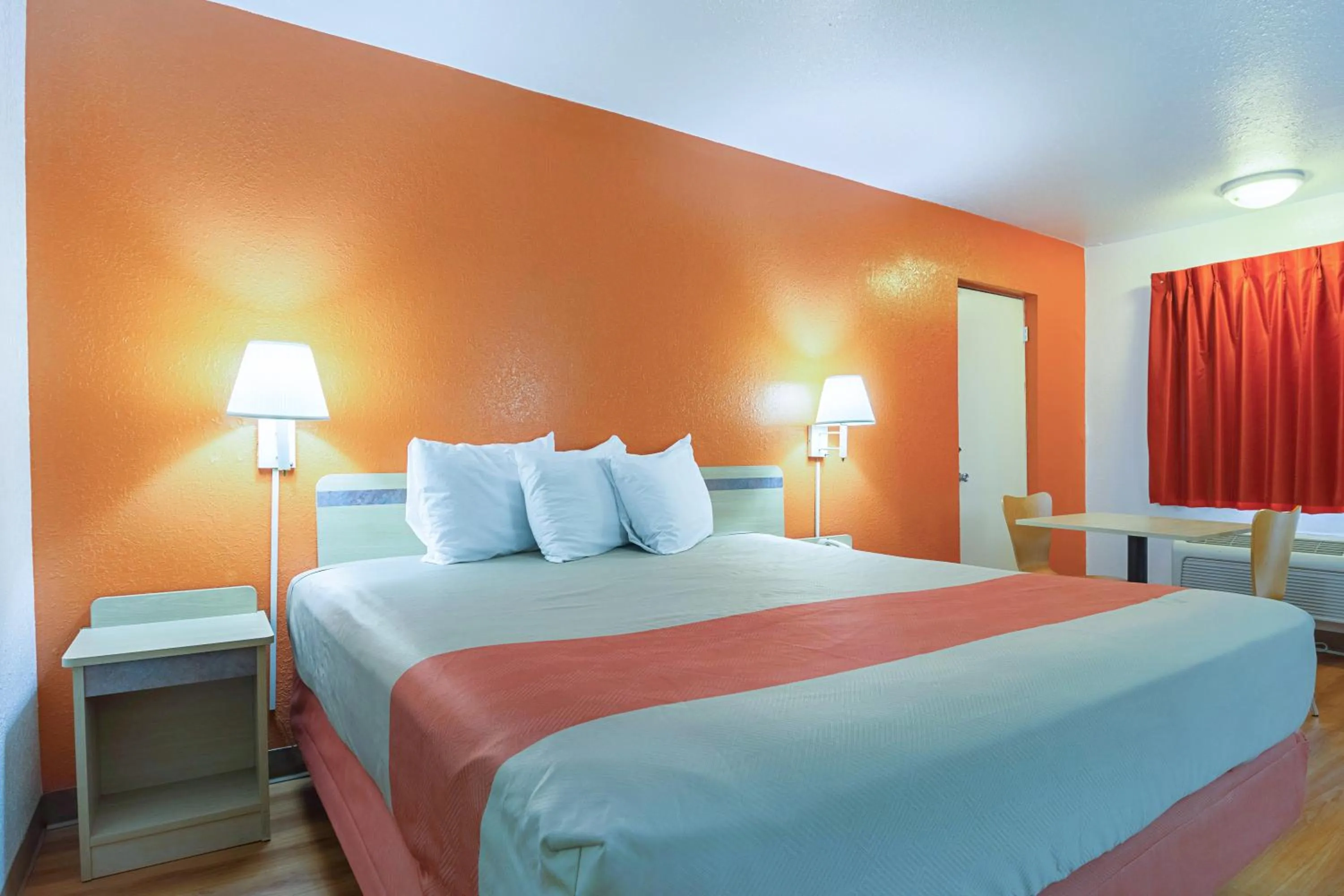 Queen Room - Non-Smoking in Motel 6-Gainesville, GA