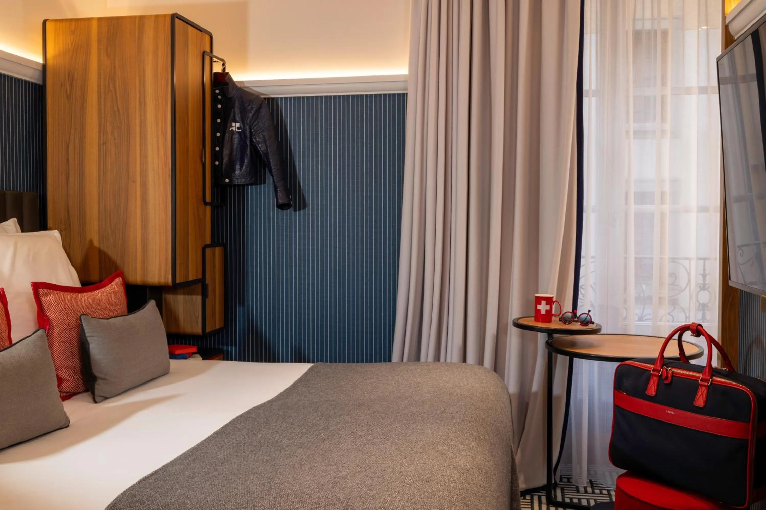 Cozy Double Room in Hotel D Geneva