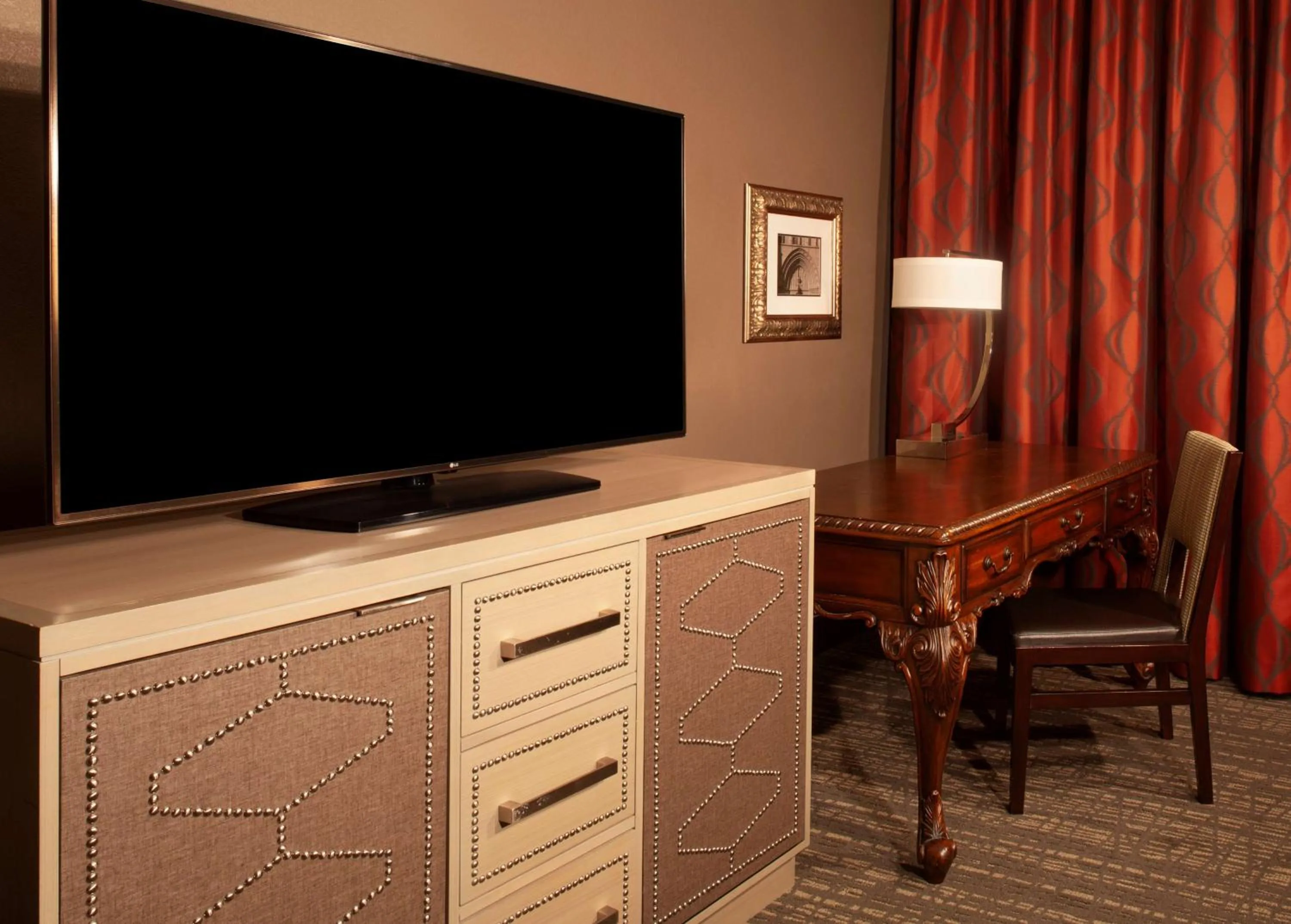 Pure Wellness King Room with Sofa Bed in Hilton Fort Worth