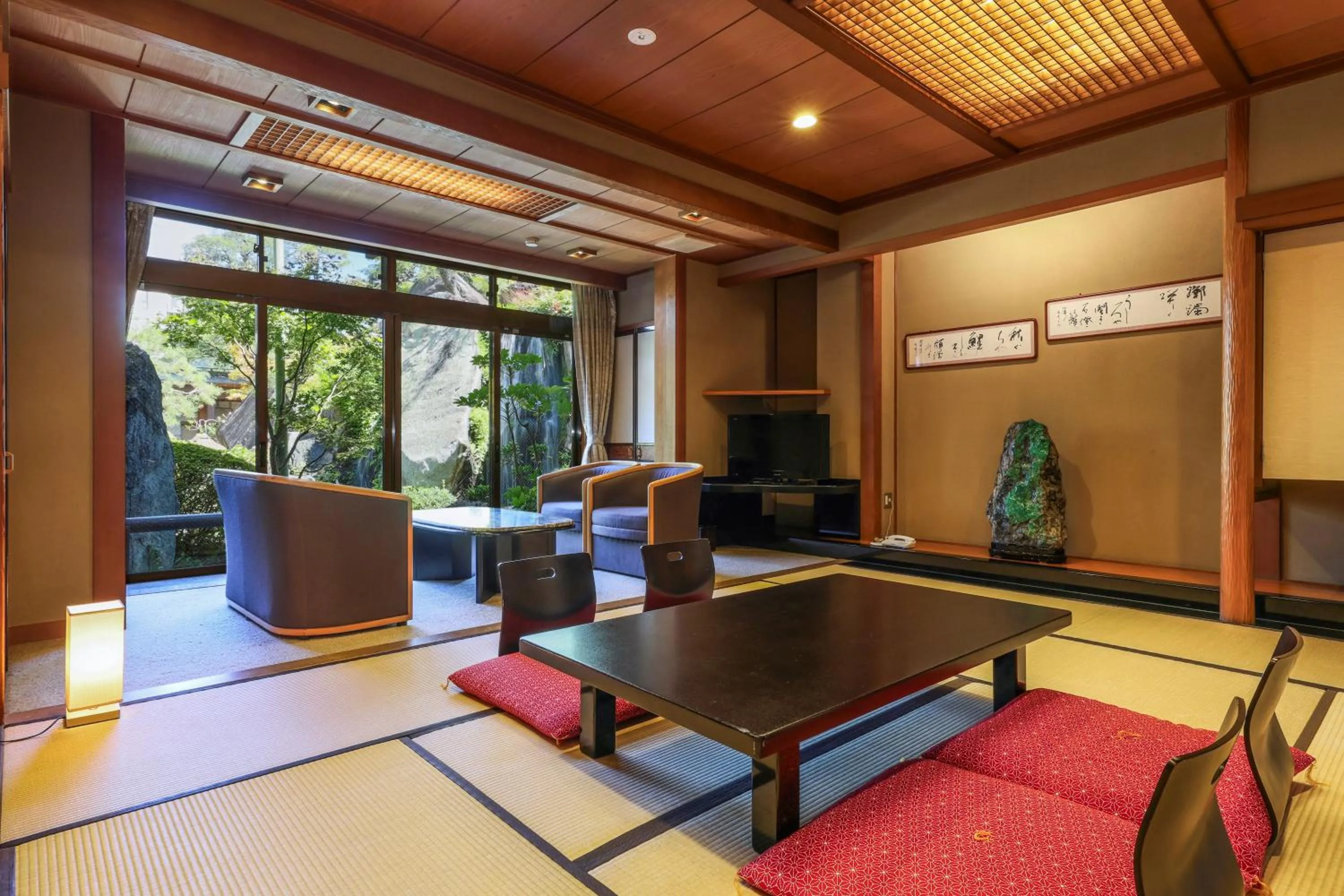 Japanese-Style Standard Room in Beautiful Japanese Garden Kagetsu