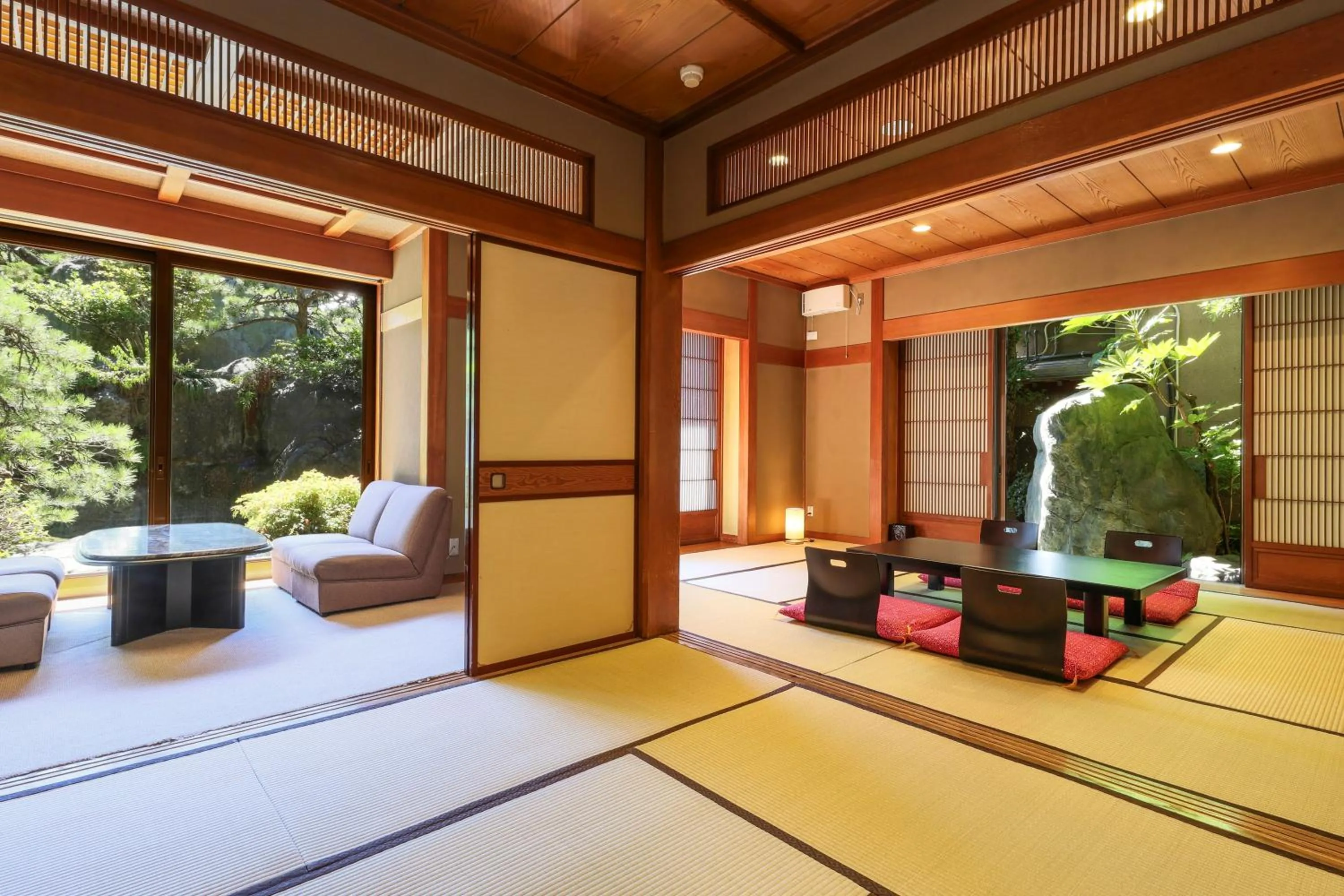 Japanese-Style Superior Room in Beautiful Japanese Garden Kagetsu