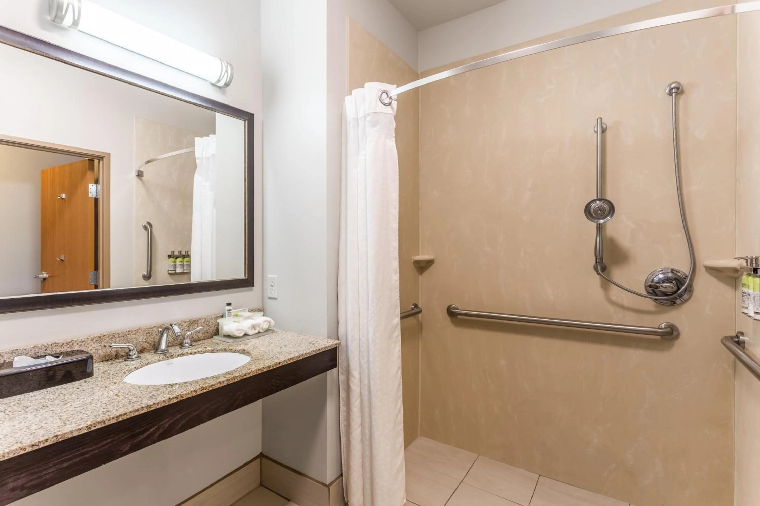 Twin Room - Mobility Access/Hearing Accessible in Holiday Inn Express - Albert Lea, an IHG Hotel