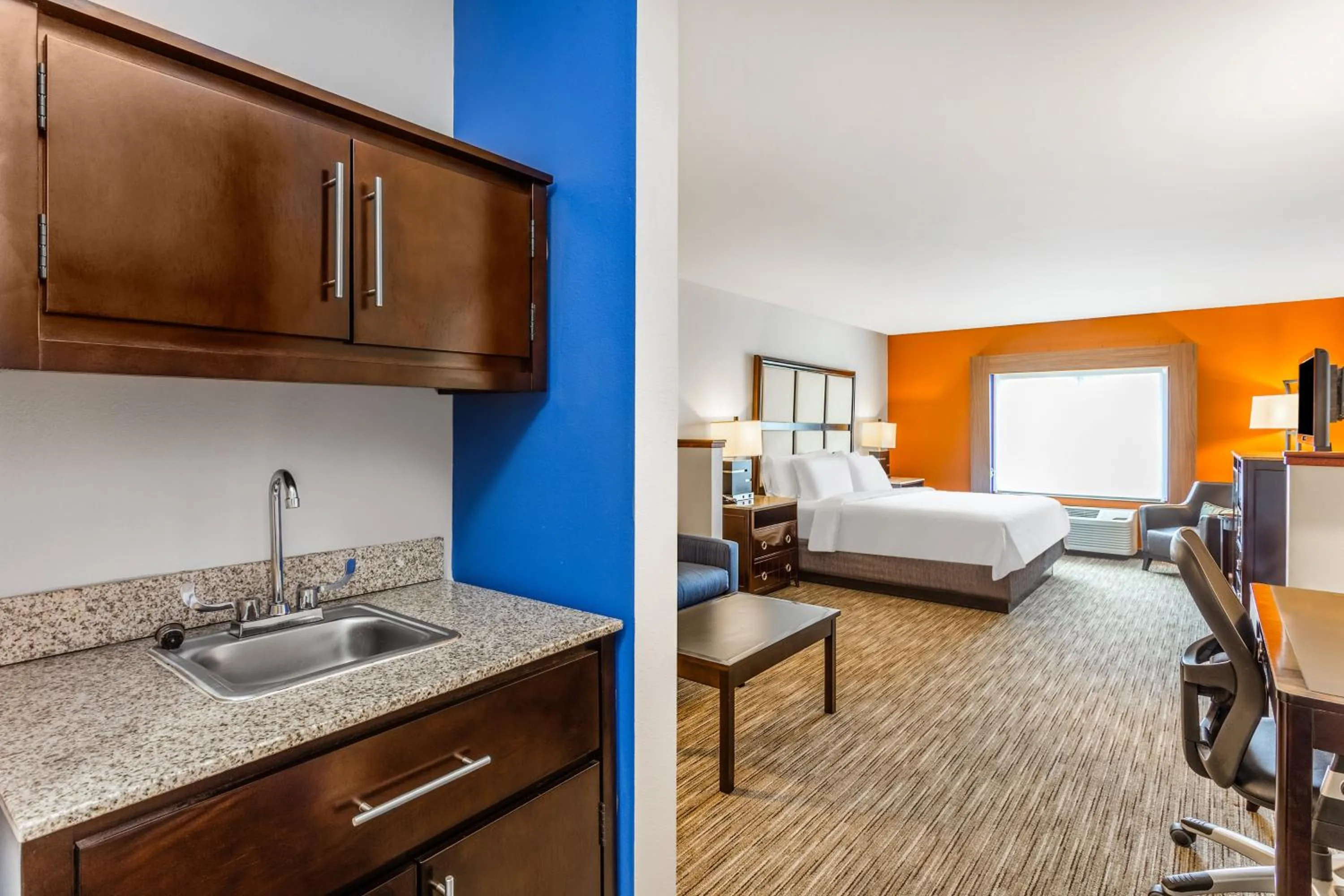 King Suite in Holiday Inn Express - Albert Lea by IHG