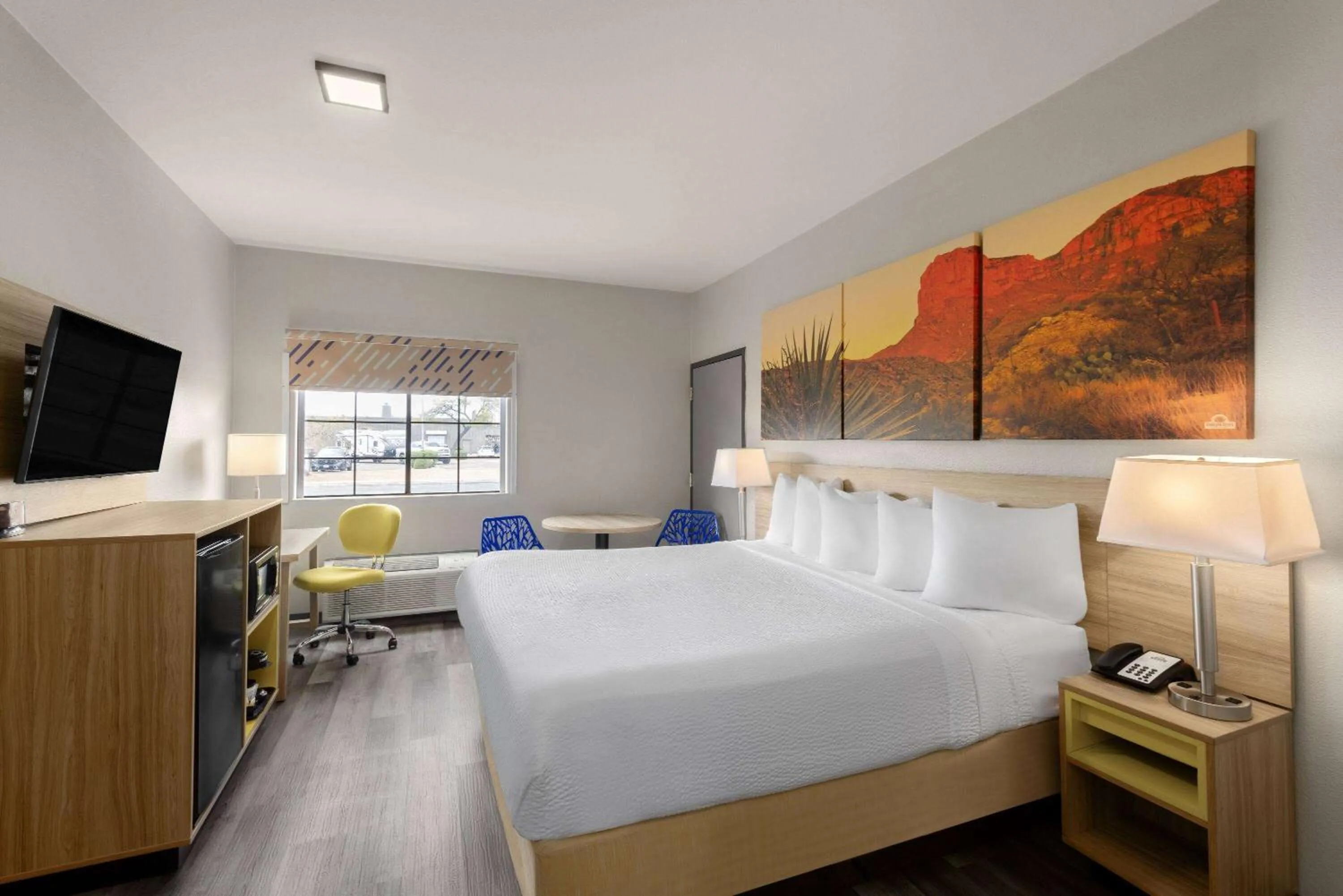 King Room - Accessible/Non-Smoking - Walk in Shower in Days Inn & Suites by Wyndham Tucson/Marana