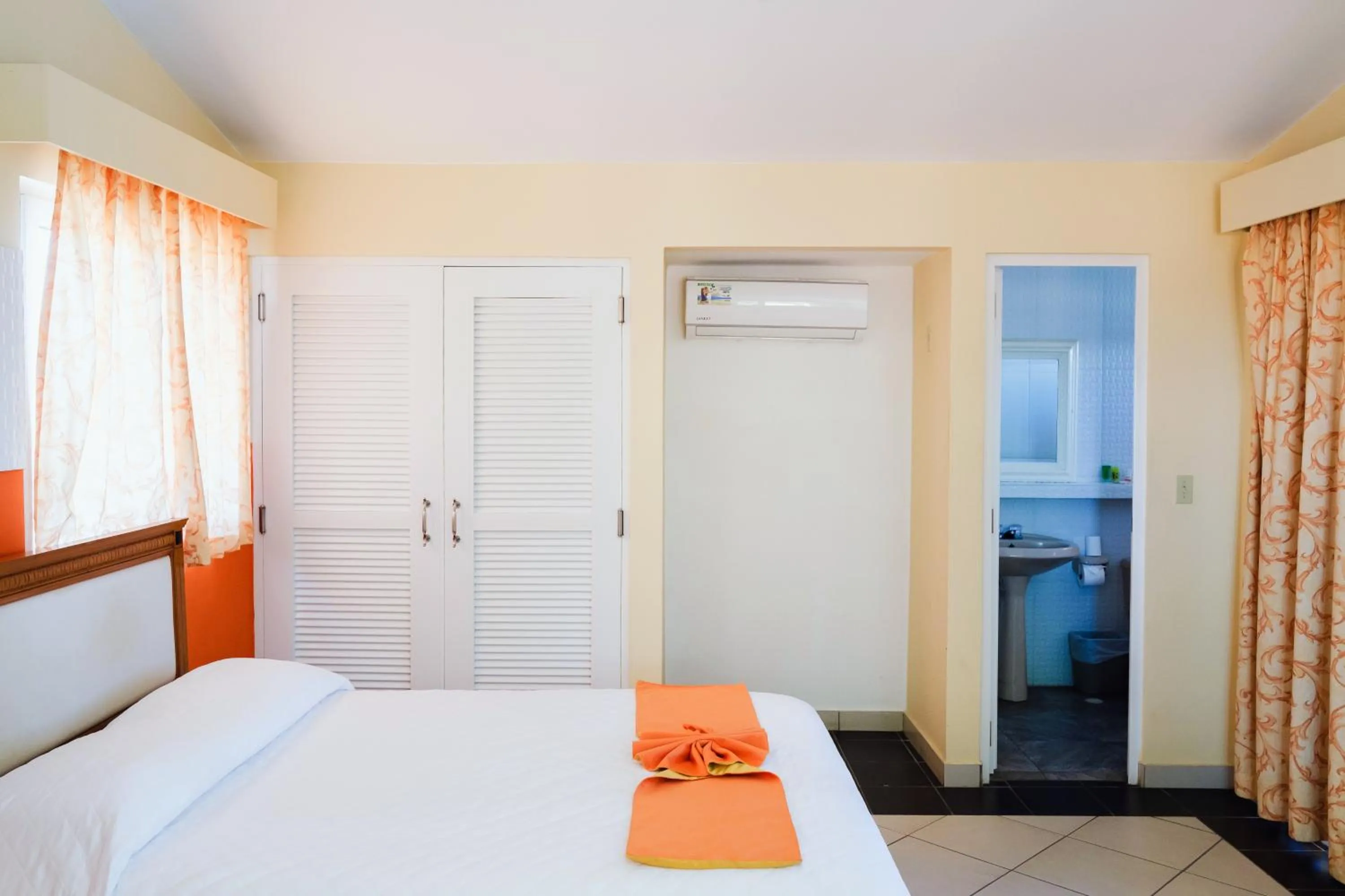  Oceanfront One King with Balcony in Las Olas Beach Resort