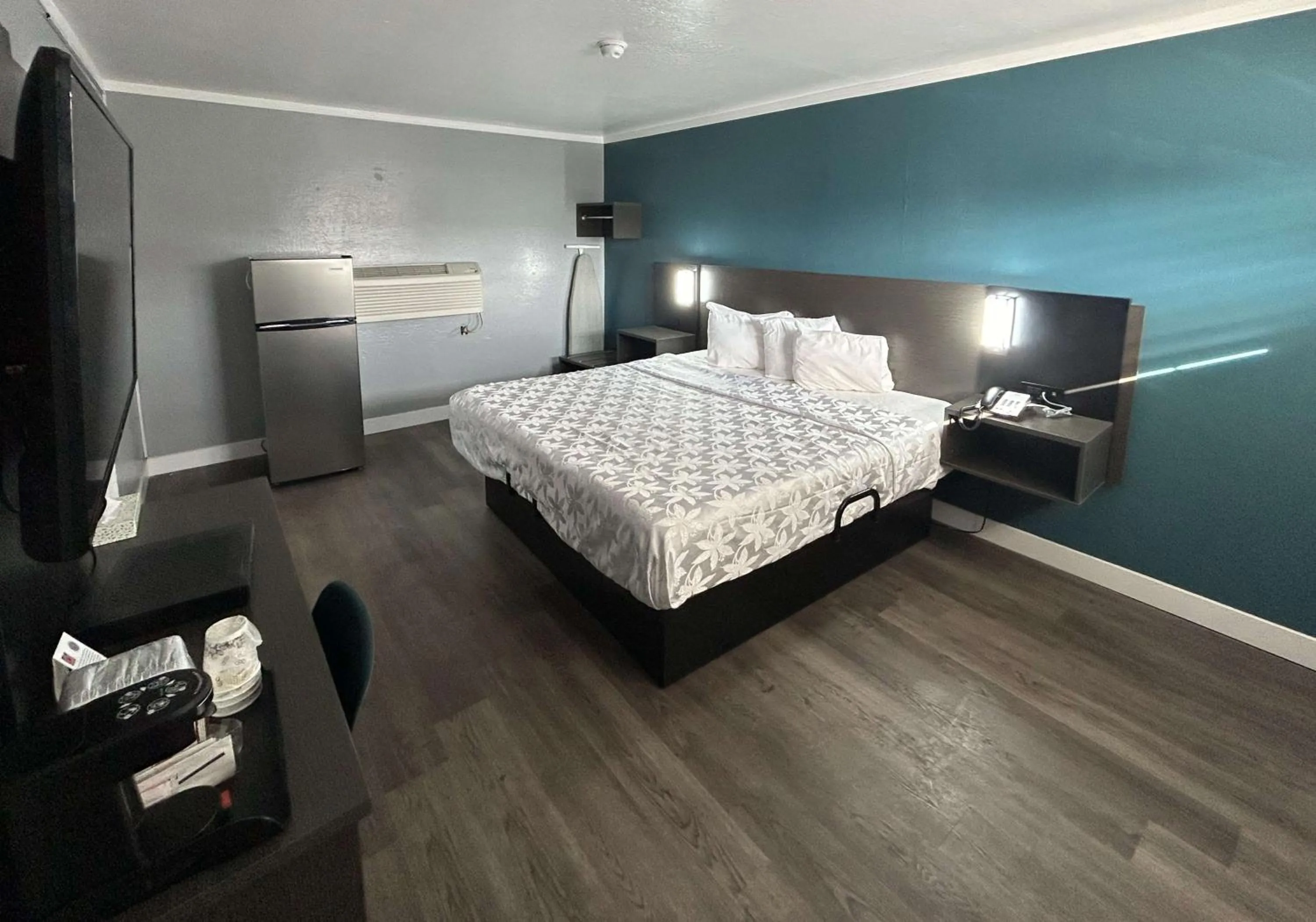 Deluxe King Room - Non-Smoking in Gateway Inn