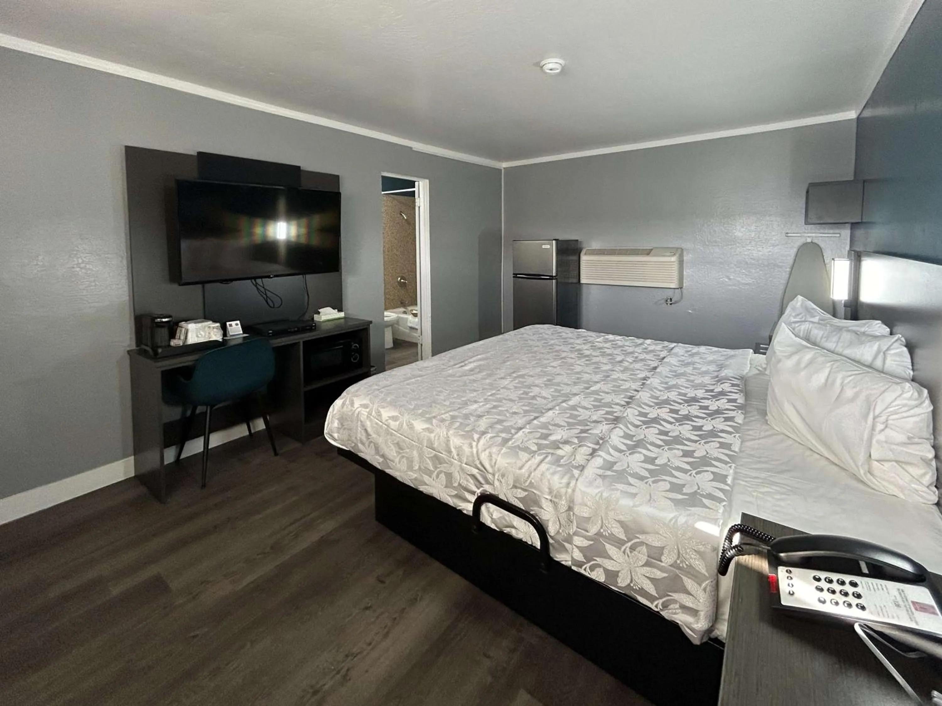 King Room - Disability Access - Non-Smoking in Gateway Inn