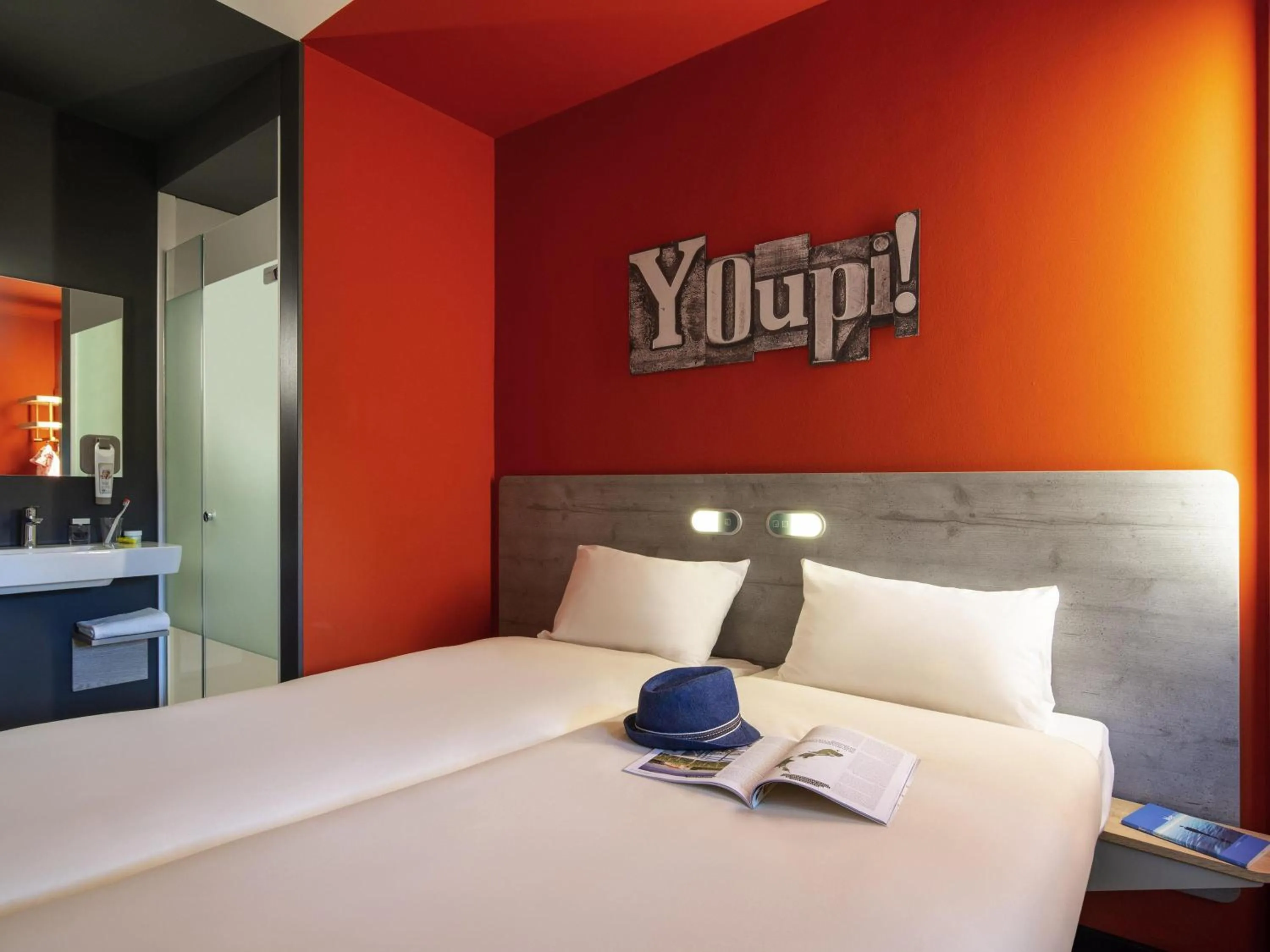 Standard Twin Room in ibis budget Amsterdam Airport