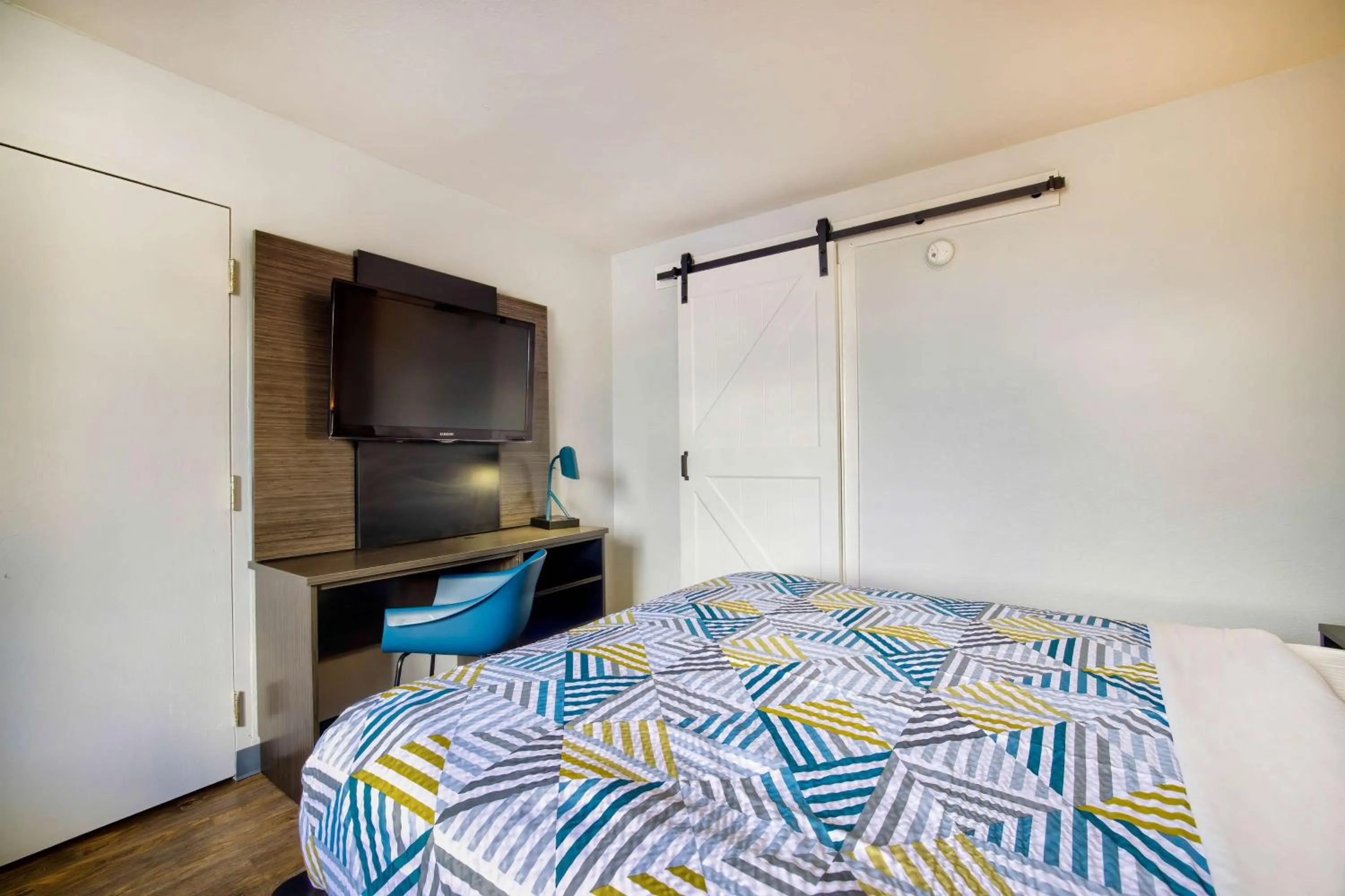 Queen Room - Non-Smoking in Motel 6-Jackson, MS