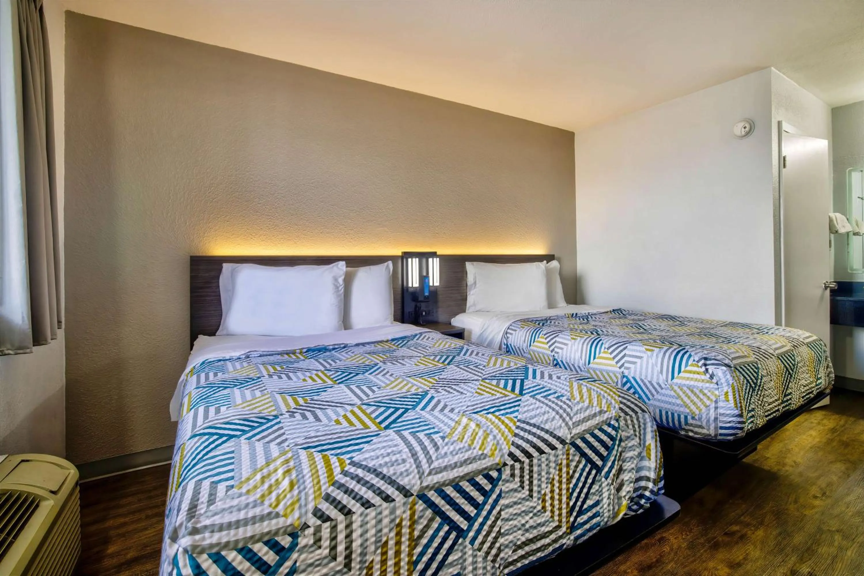 Quadruple Room - Disability Access - Smoking in Motel 6-Jackson, MS