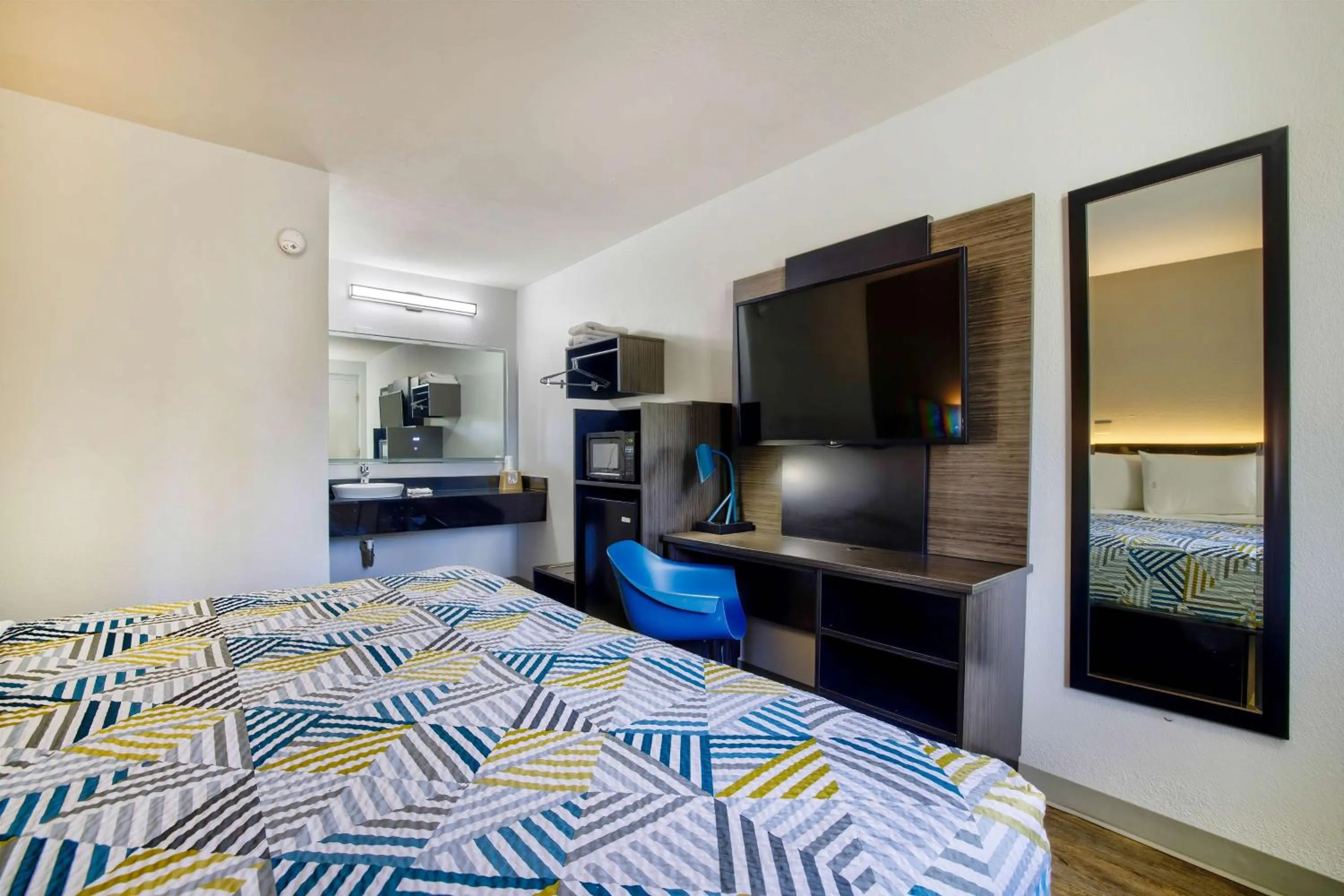 Queen Room - Smoking in Motel 6-Jackson, MS