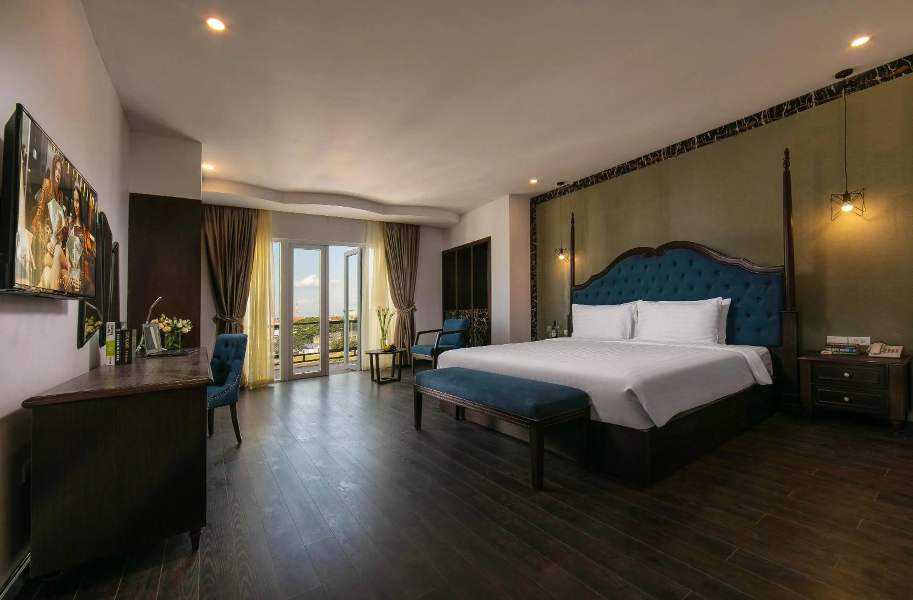 Junior Suite with Balcony in Azalea Parkview Hotel