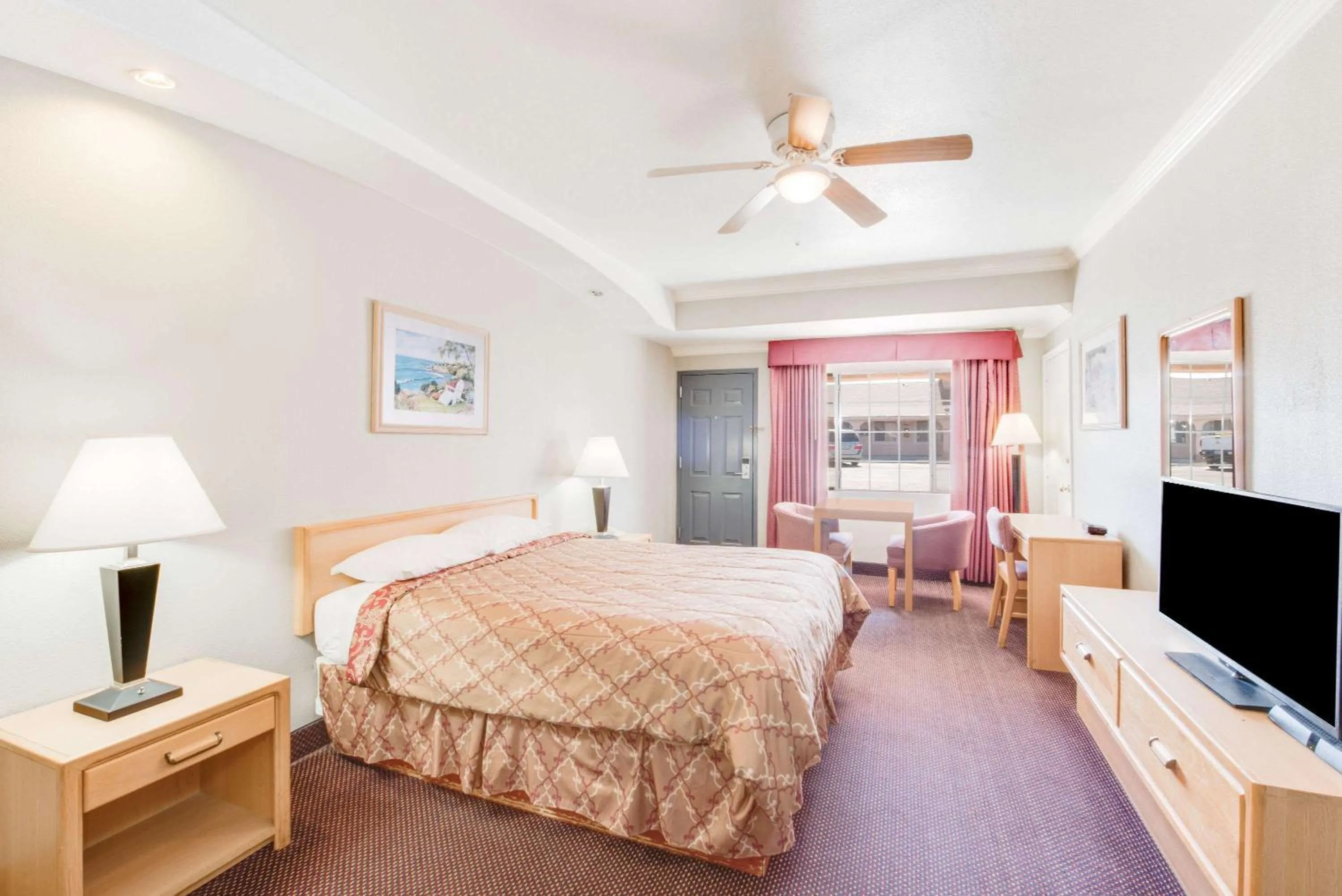 Queen Room in Knights Inn Van Horn