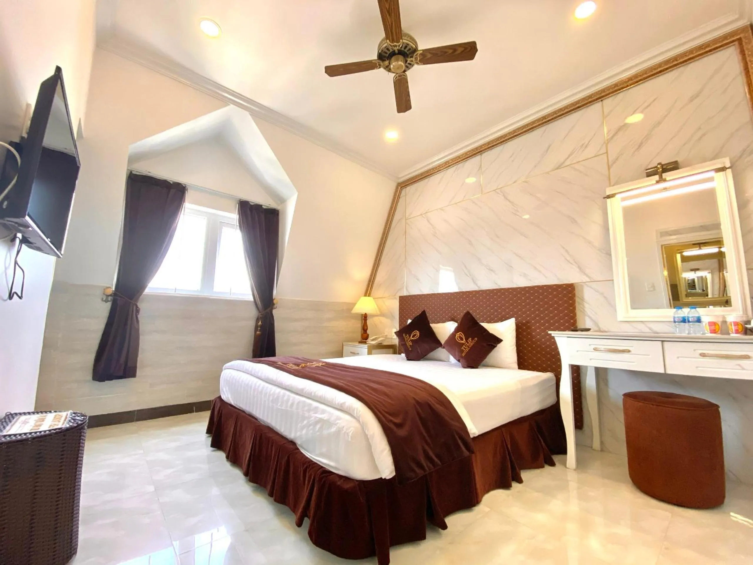 Deluxe Double Room in Tulip City View