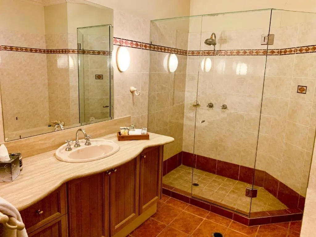 Three-Bedroom Apartment in Royal Albert Hotel