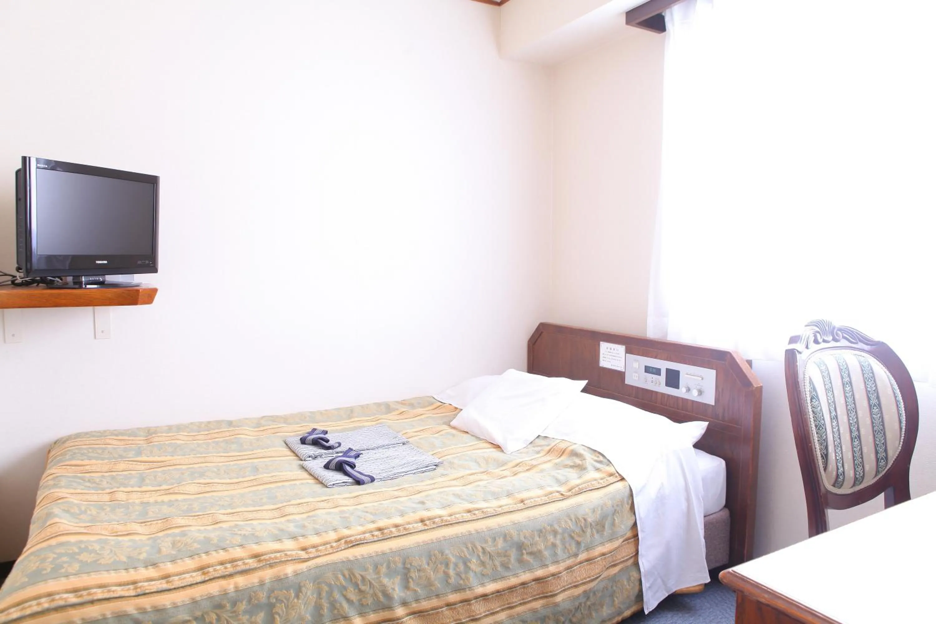 Double Room with Small Double Bed - Non-Smoking in Terminal Art Inn