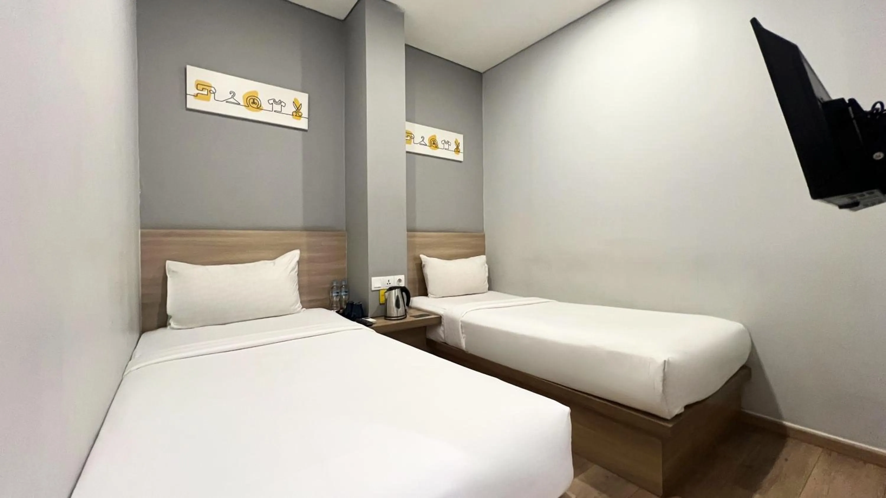 Standard Twin Room in Yellow Bee Tanah Abang