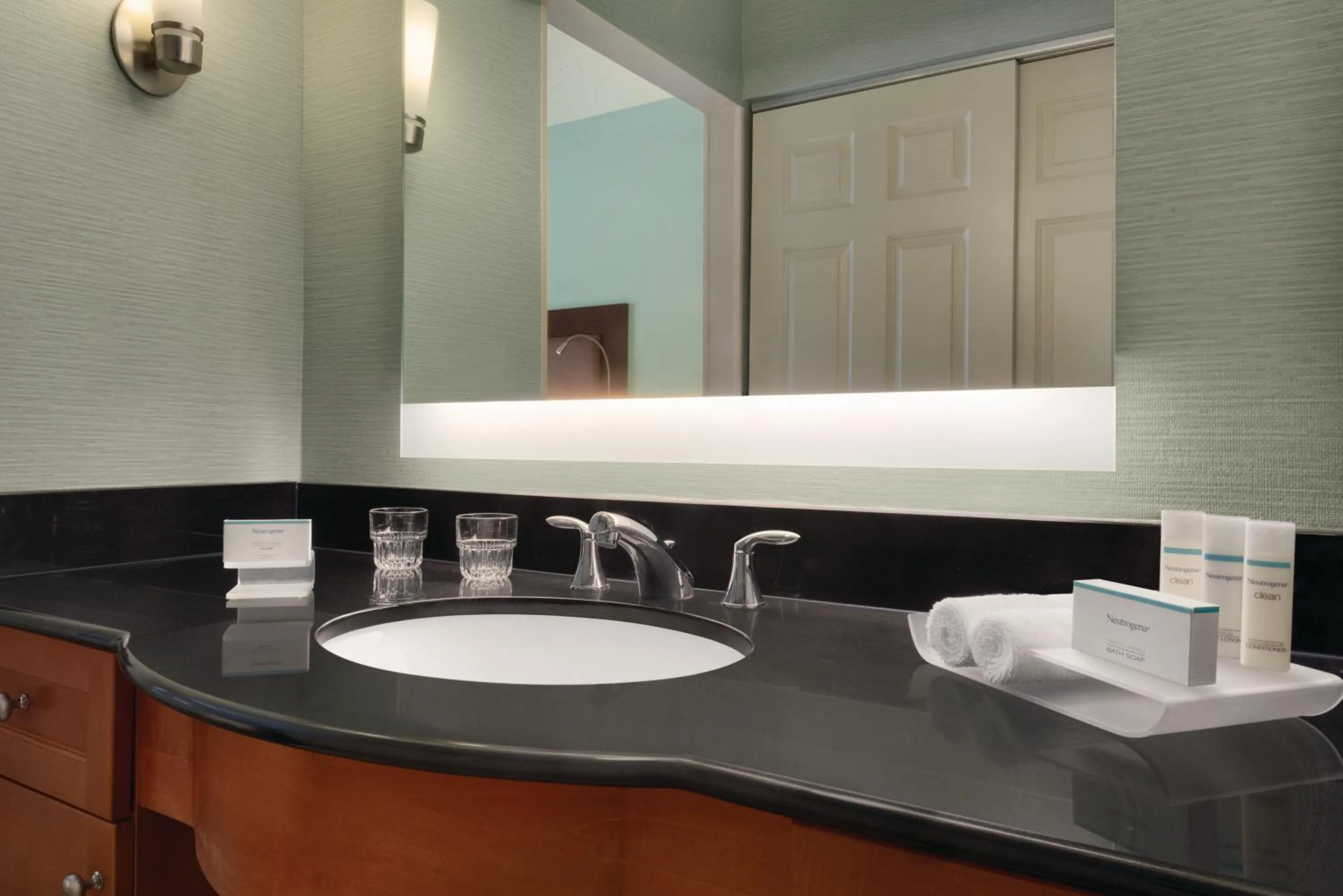 Queen Suite with Tub - Mobility Access/Non-Smoking in Homewood Suites Grand Rapids