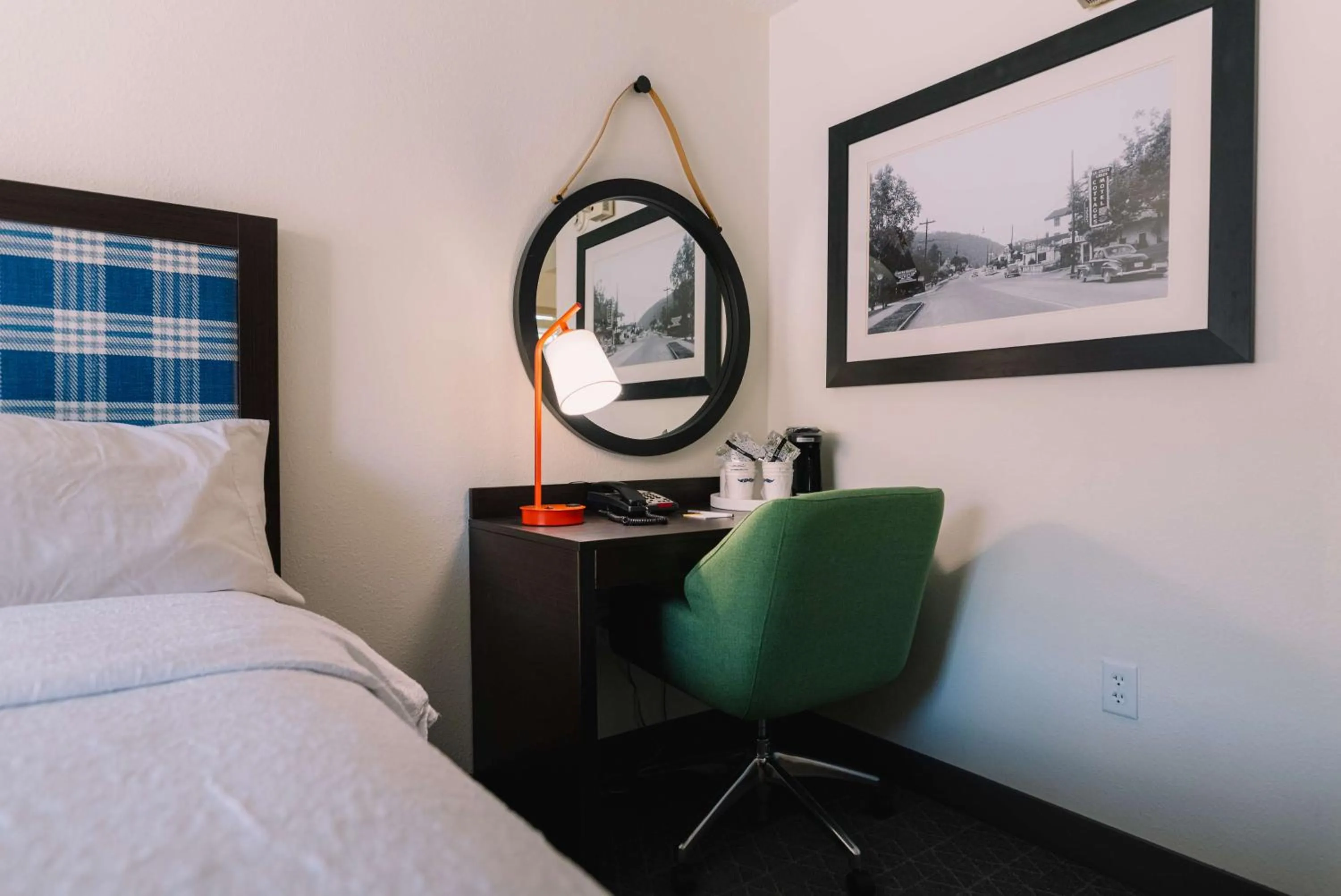 Queen Room with Bath Tub - Mobility Access/Non-Smoking in Hampton Inn Gatlinburg