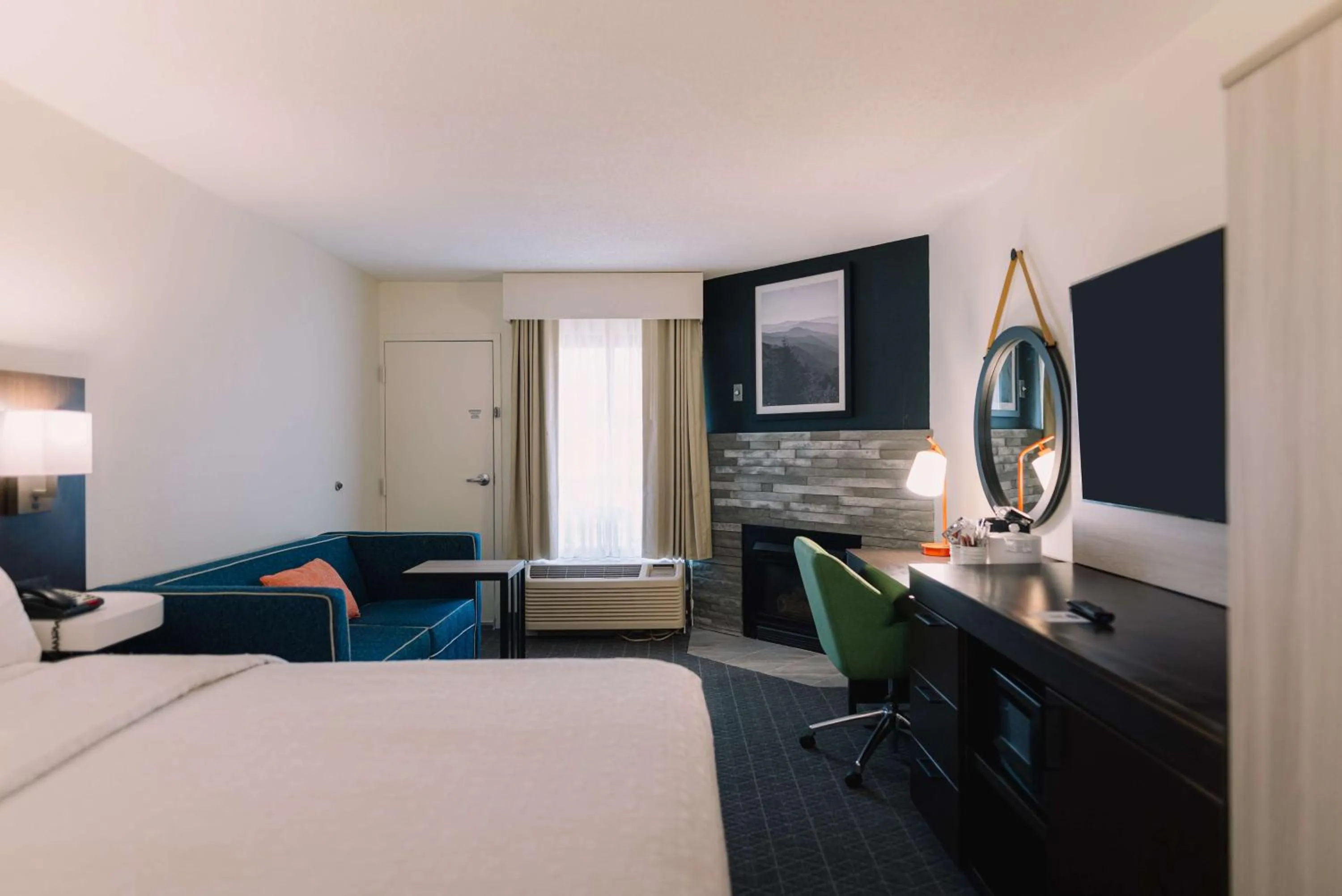 Queen Room with Balcony - Non-Smoking in Hampton Inn Gatlinburg