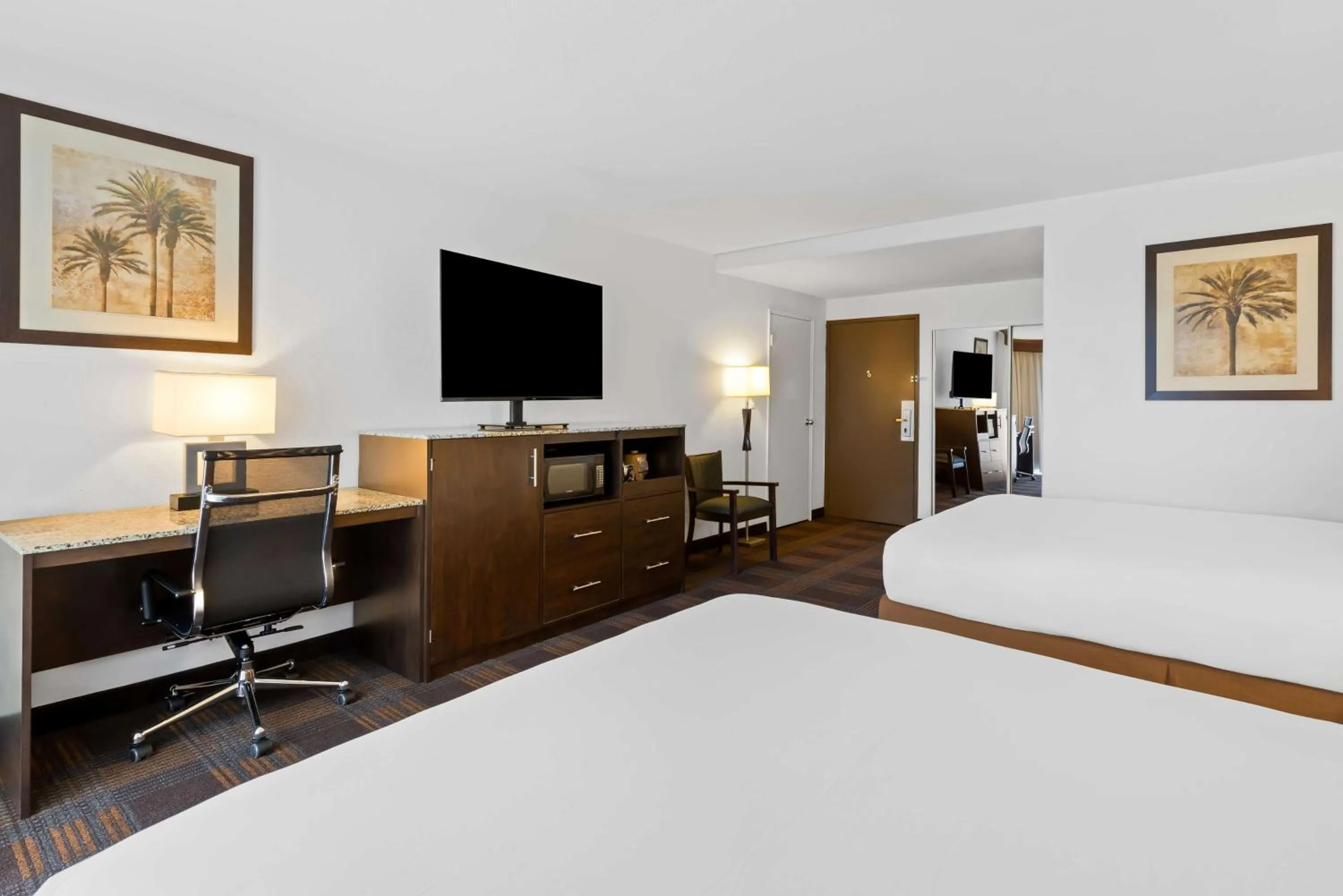 Deluxe Queen Room with Two Queen Beds in Best Western Date Tree Hotel