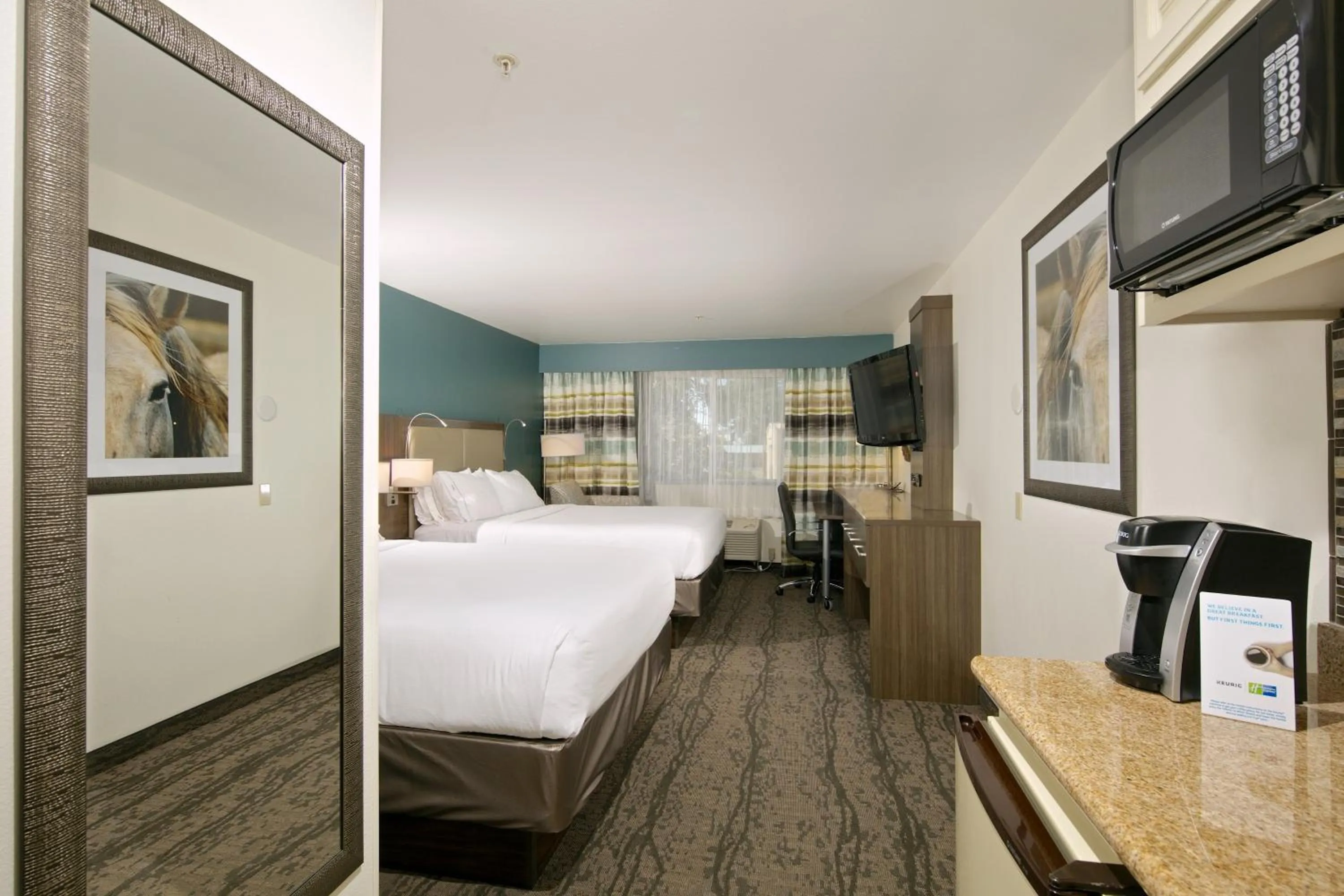 Standard Room with Two Queen Beds in Holiday Inn Express Hotel & Suites - Paso Robles by IHG