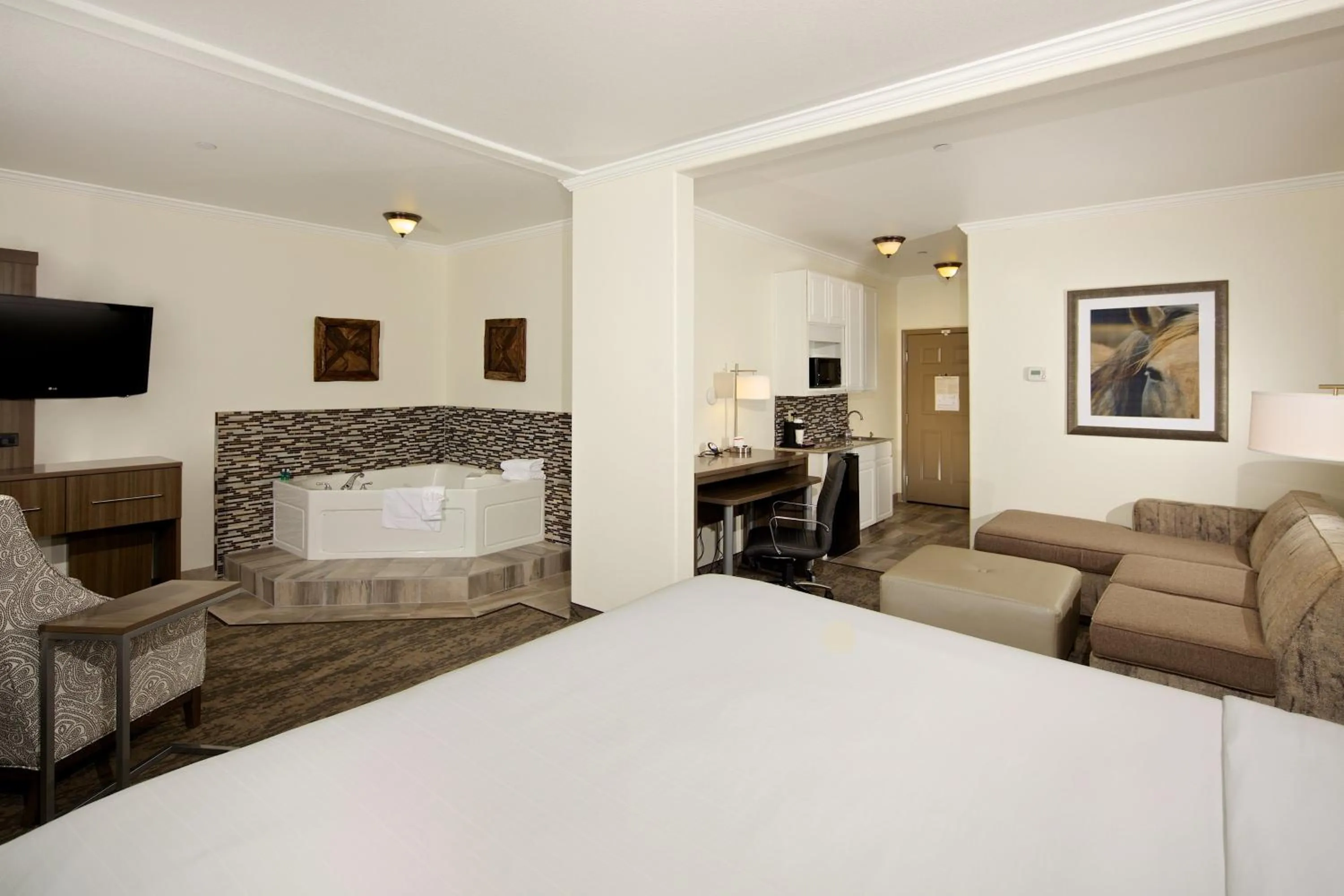 King Suite with Spa Bath in Holiday Inn Express Hotel & Suites - Paso Robles by IHG