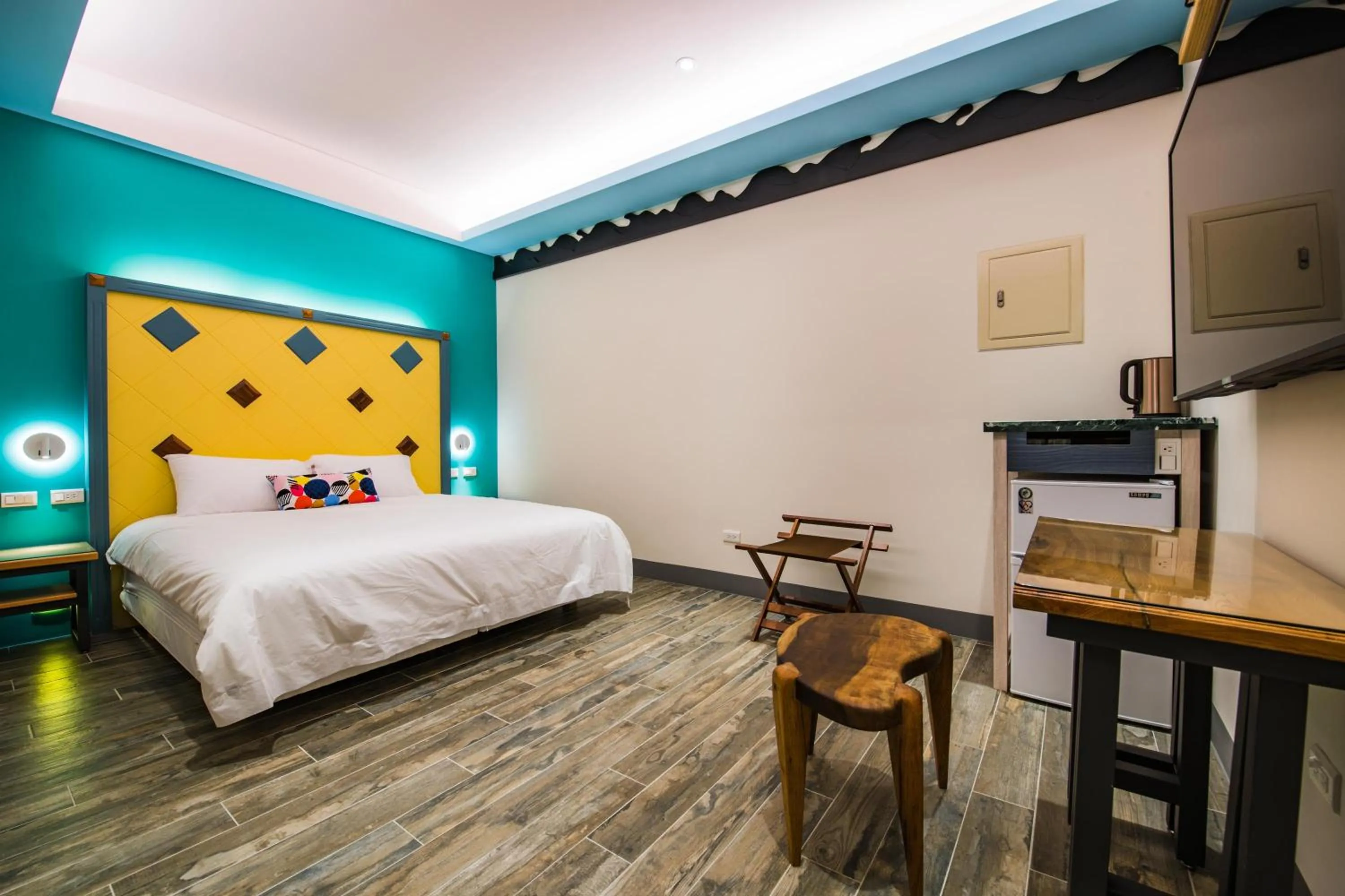 Queen Room with Balcony - single occupancy in Happy Wing Guesthouse